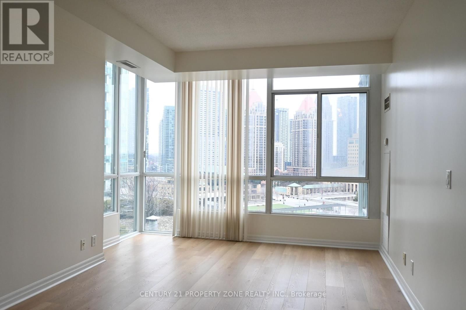 1407 - 220 BURNHAMTHORPE ROAD WEST Image 4