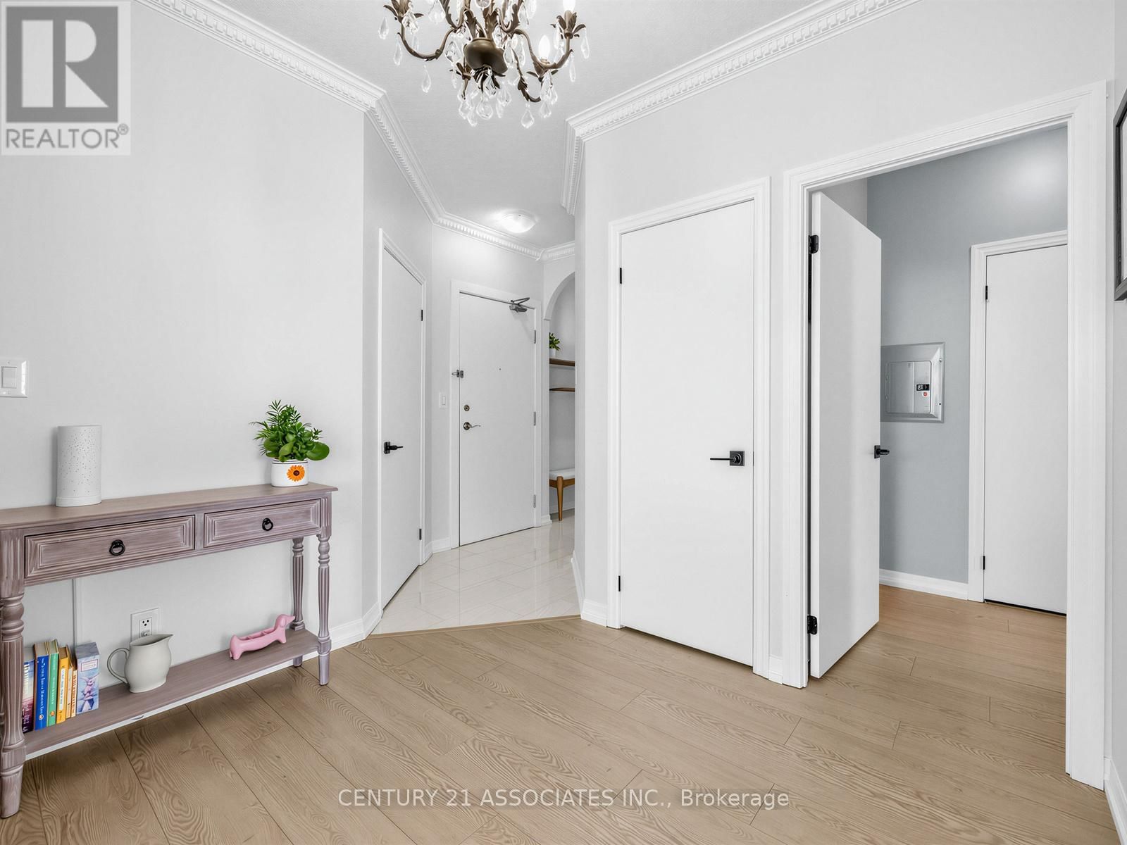 705 - 1359 RATHBURN ROAD EAST Image 4