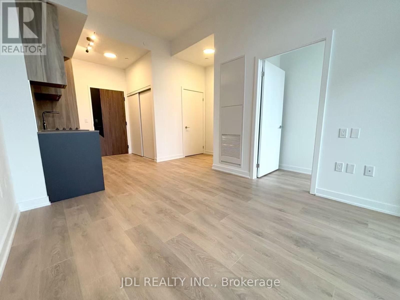 824 - 1037 THE QUEENSWAY Image 11