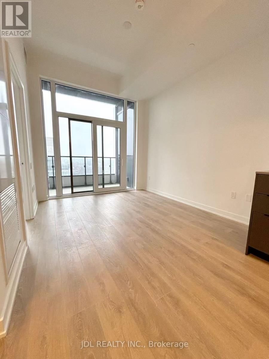 824 - 1037 THE QUEENSWAY Image 4