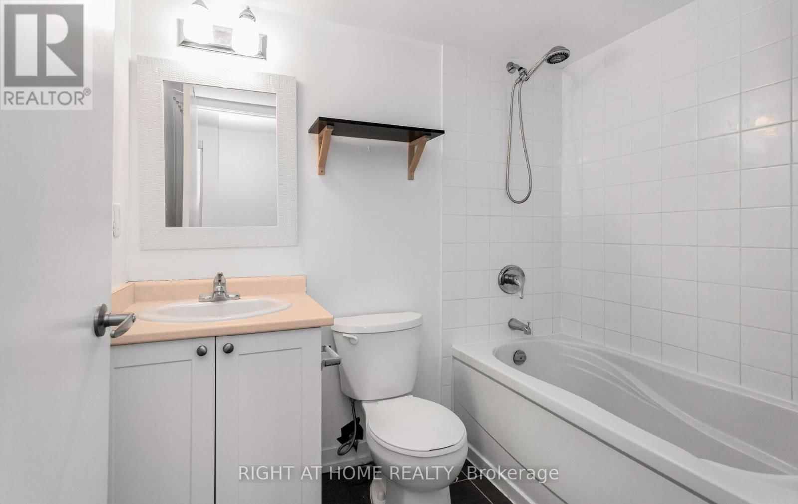 1115 - 812 LANSDOWNE AVENUE Image 14