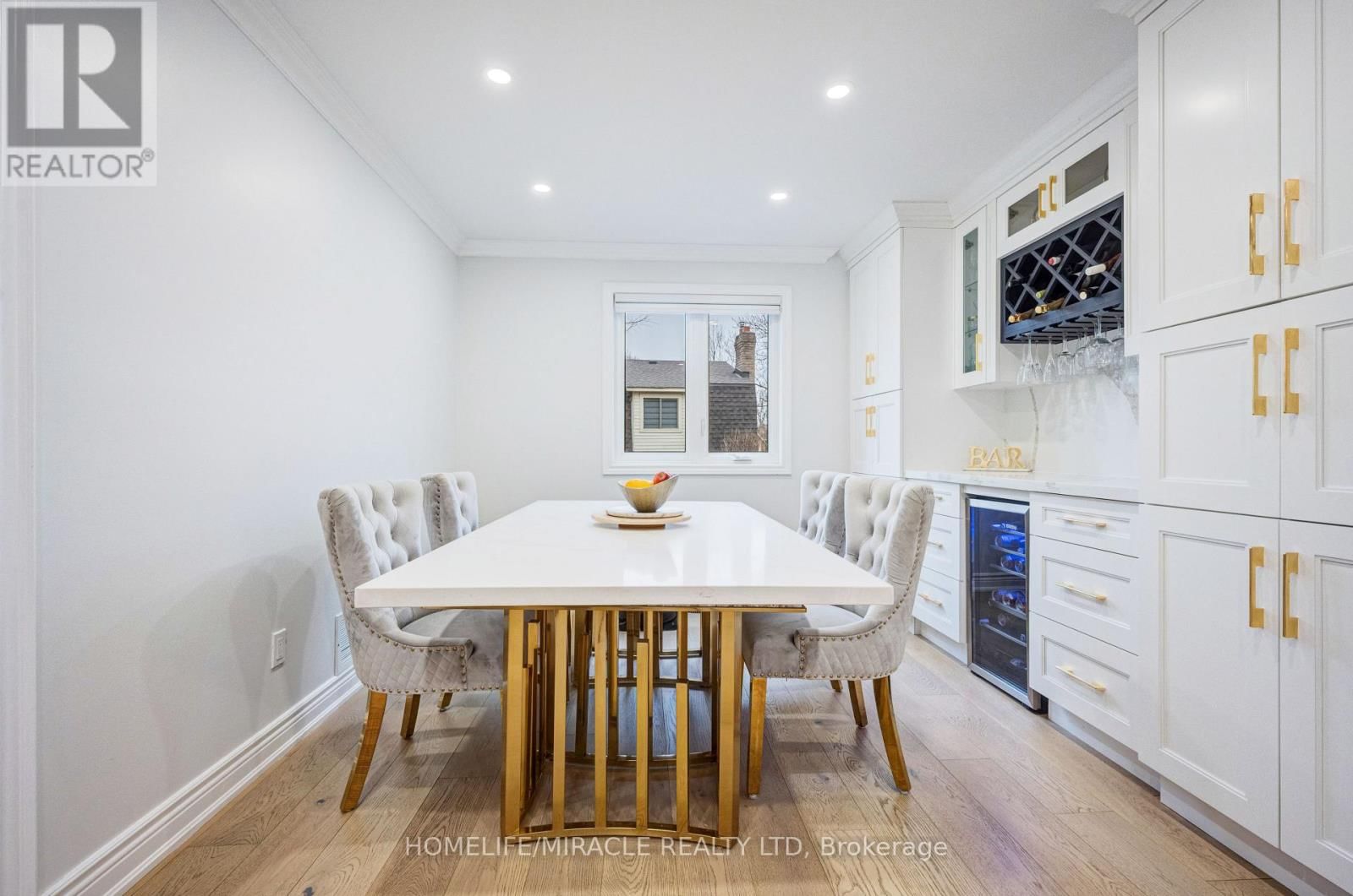 204 SHERATON COURT Image 12