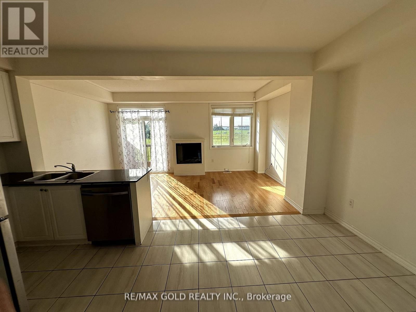 48 AGAVA CRESCENT Image 5