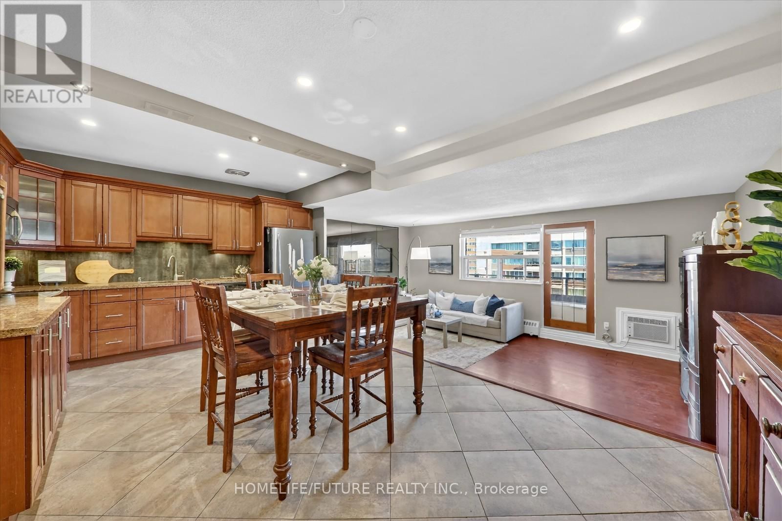 704 - 15 ELIZABETH STREET NORTH Image 11