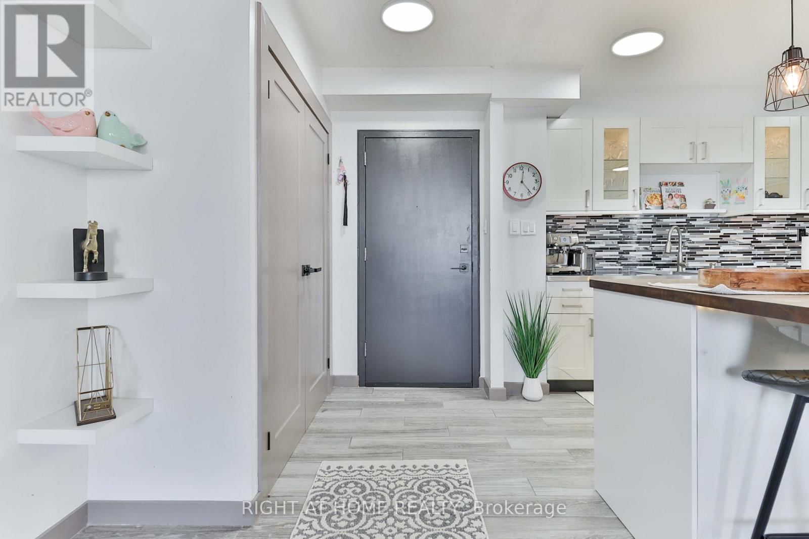 509 - 15 LONDON GREEN COURT Image 13