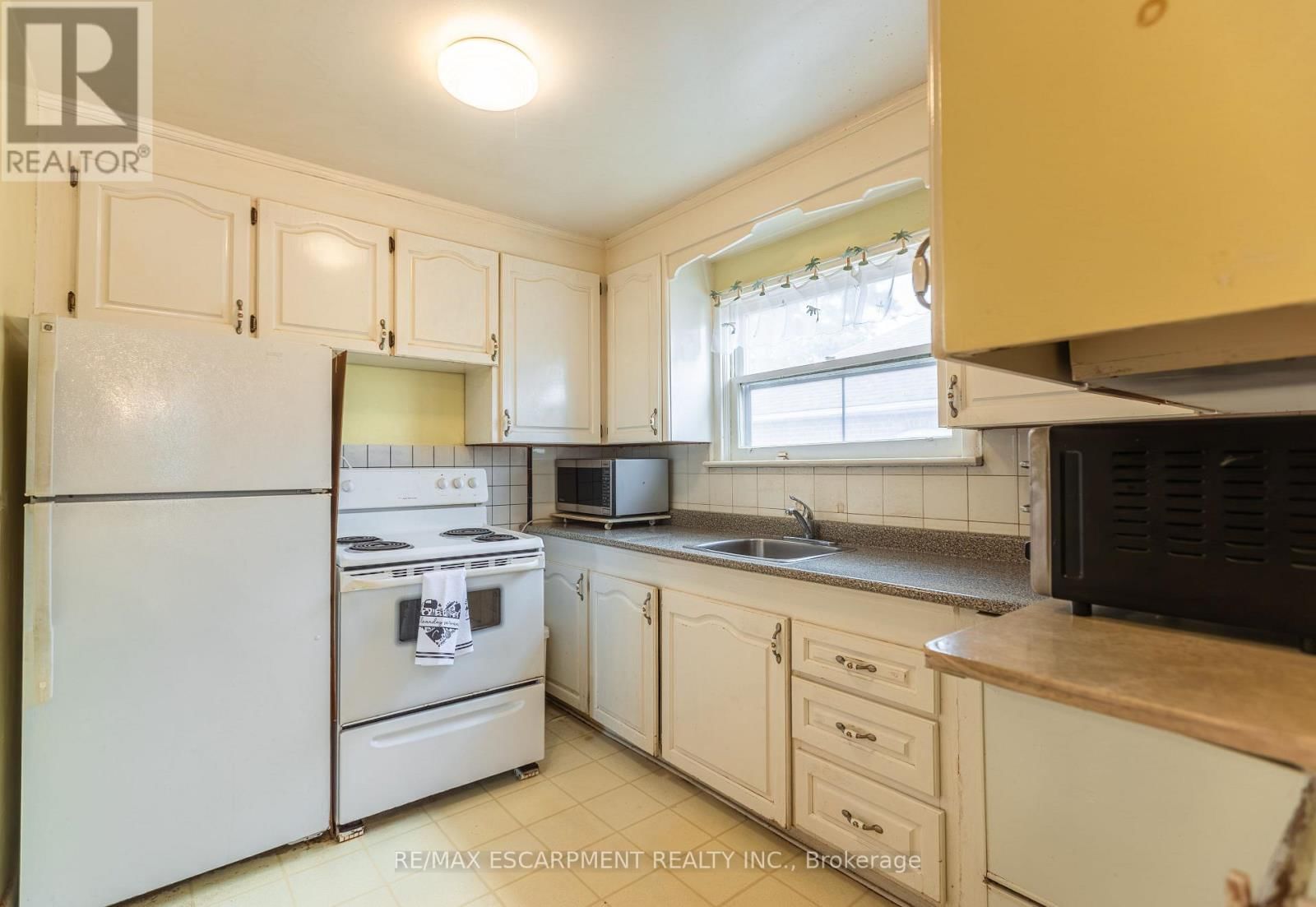 1 SNARESBROOK DRIVE Image 11