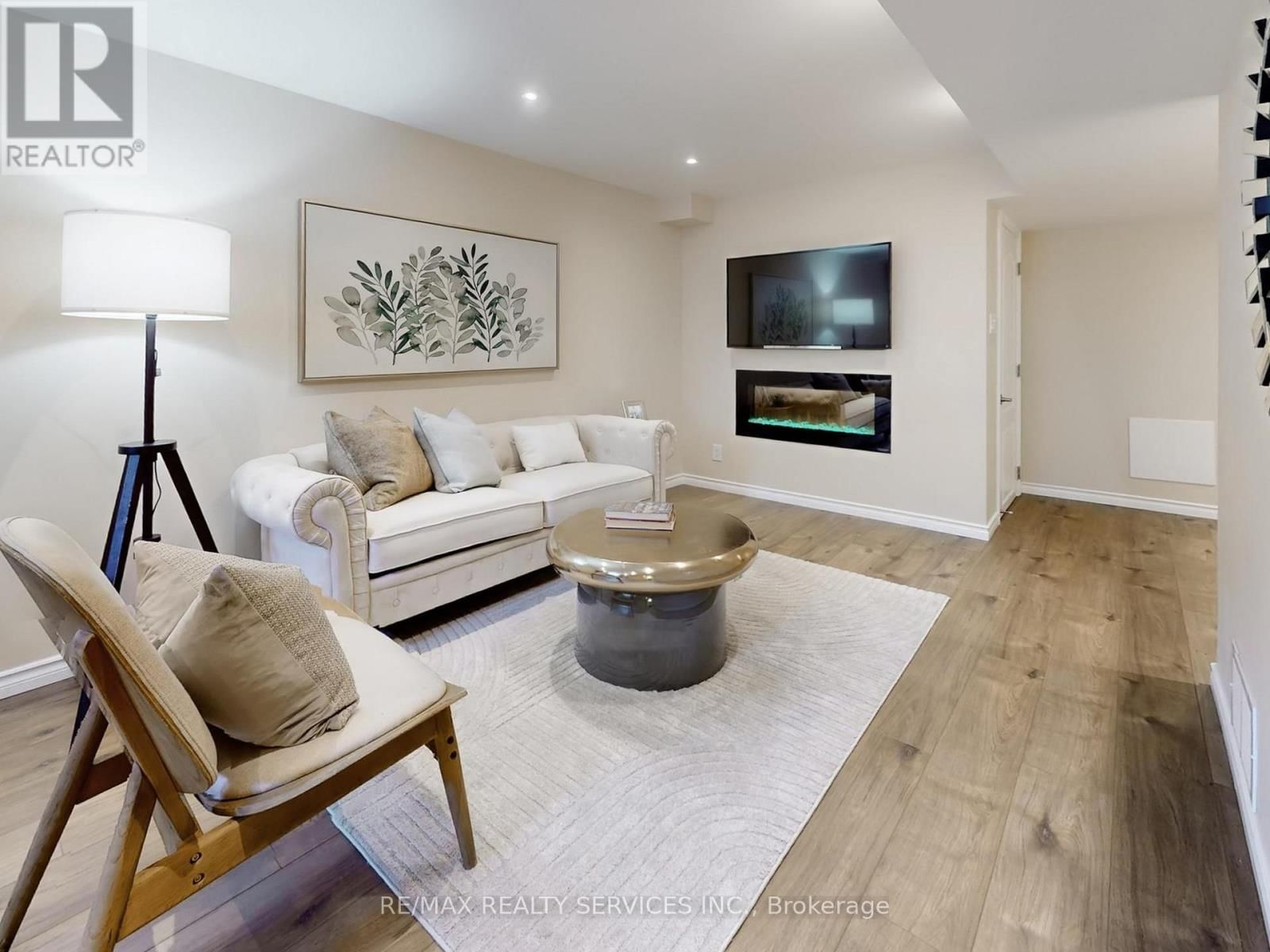 6169 ROWERS CRESCENT Image 39