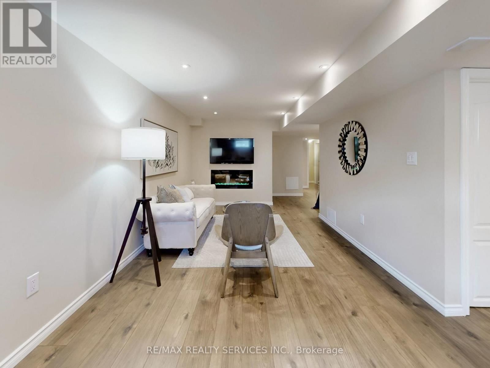 6169 ROWERS CRESCENT Image 41