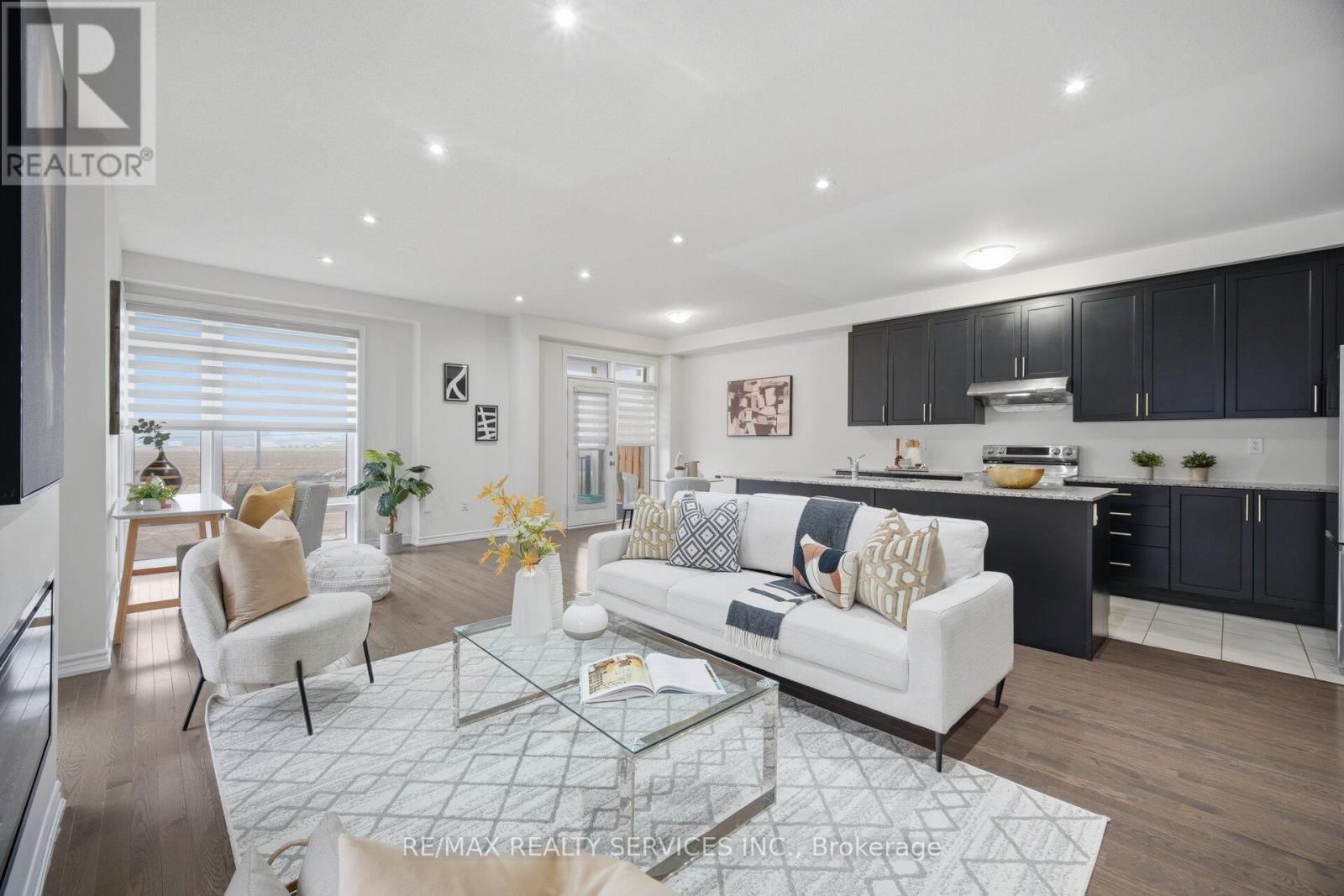 68 DONALD FICHT CRESCENT Image 19