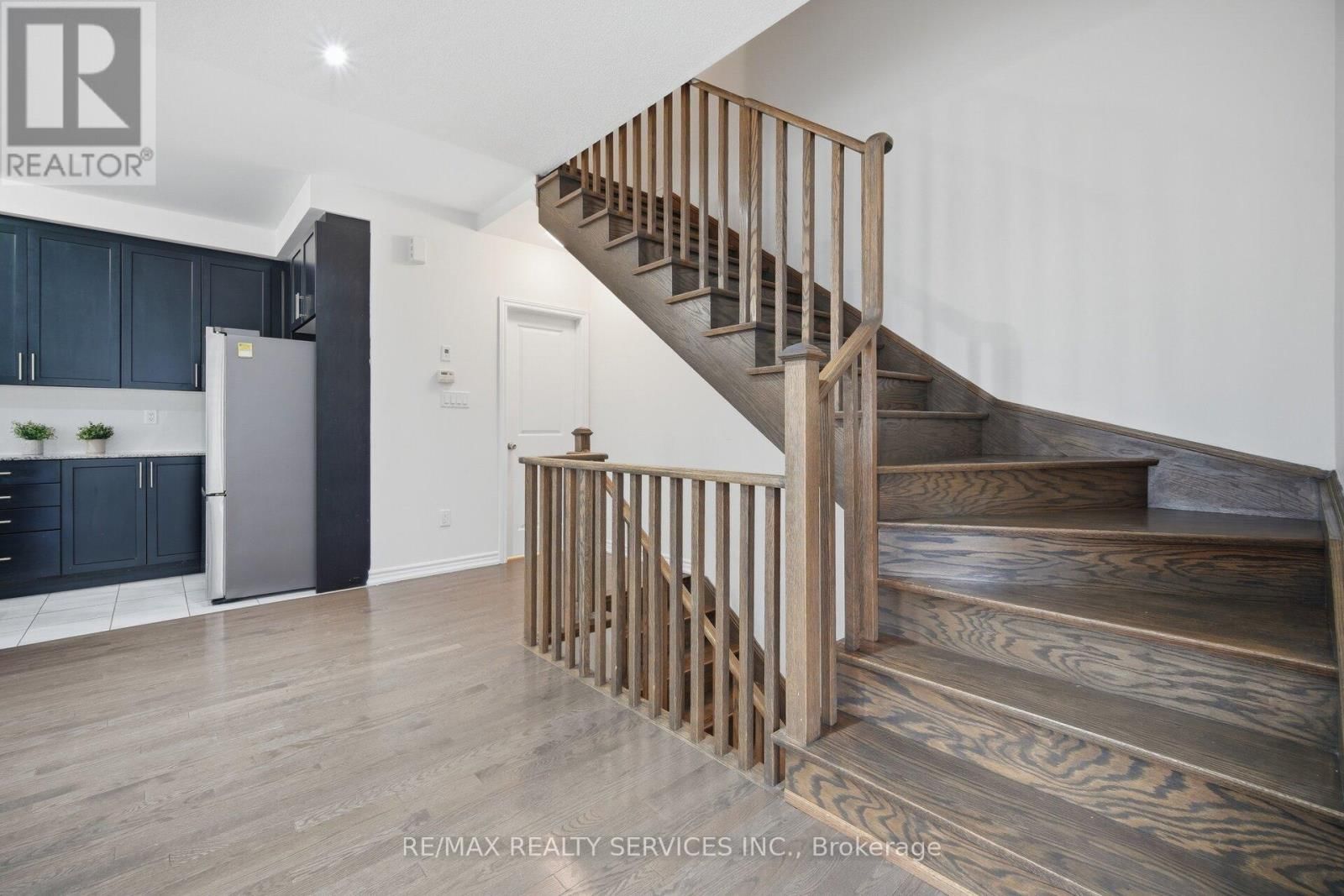 68 DONALD FICHT CRESCENT Image 32