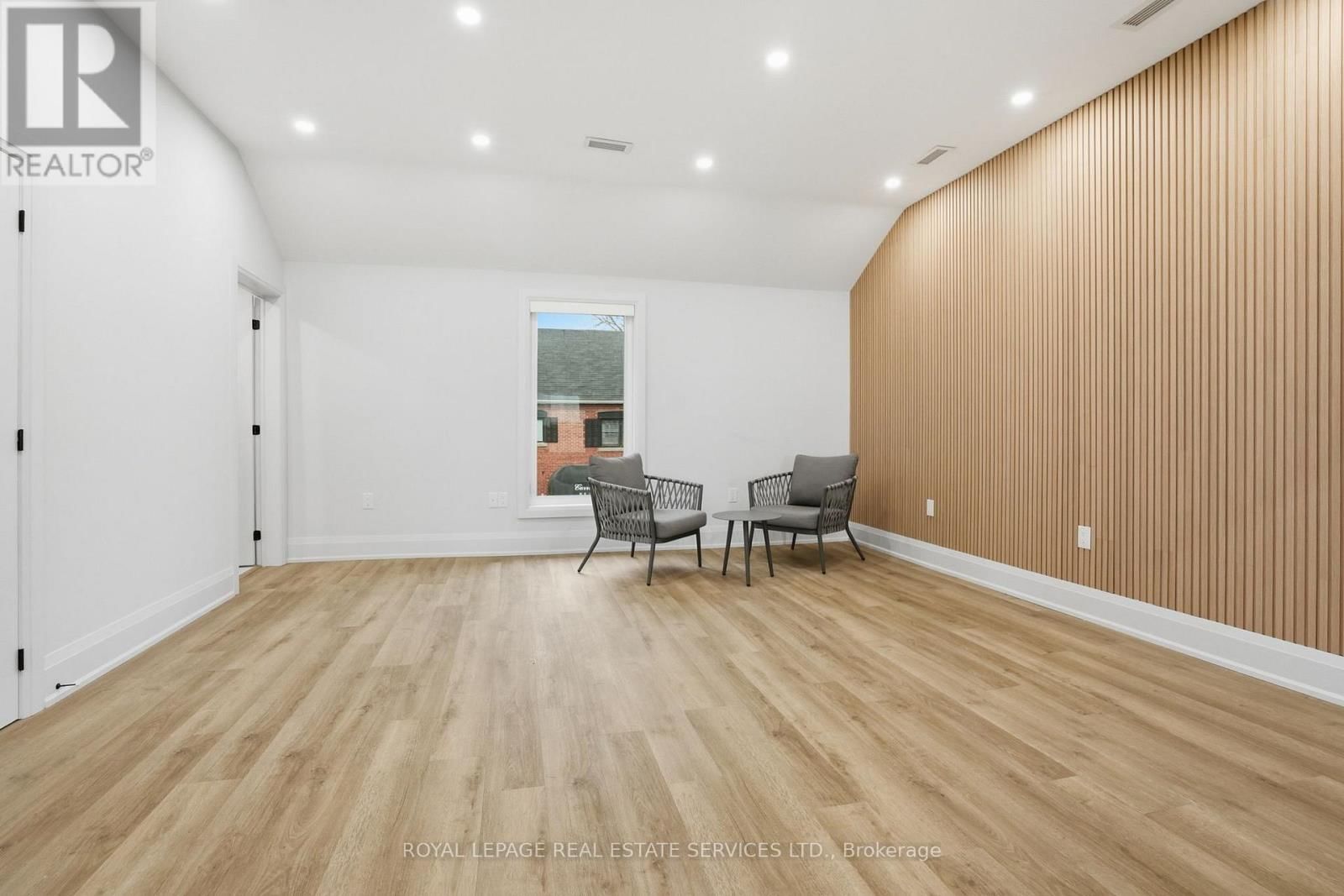 4 - 2100 OLD LAKESHORE ROAD Image 3