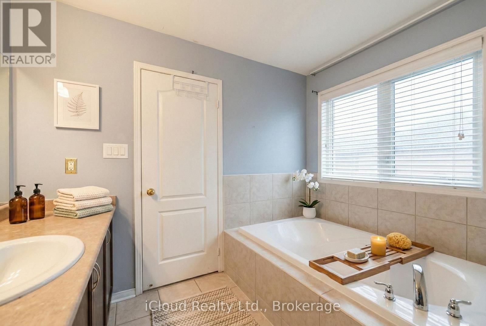 81 CROWN VICTORIA DRIVE WEST Image 21