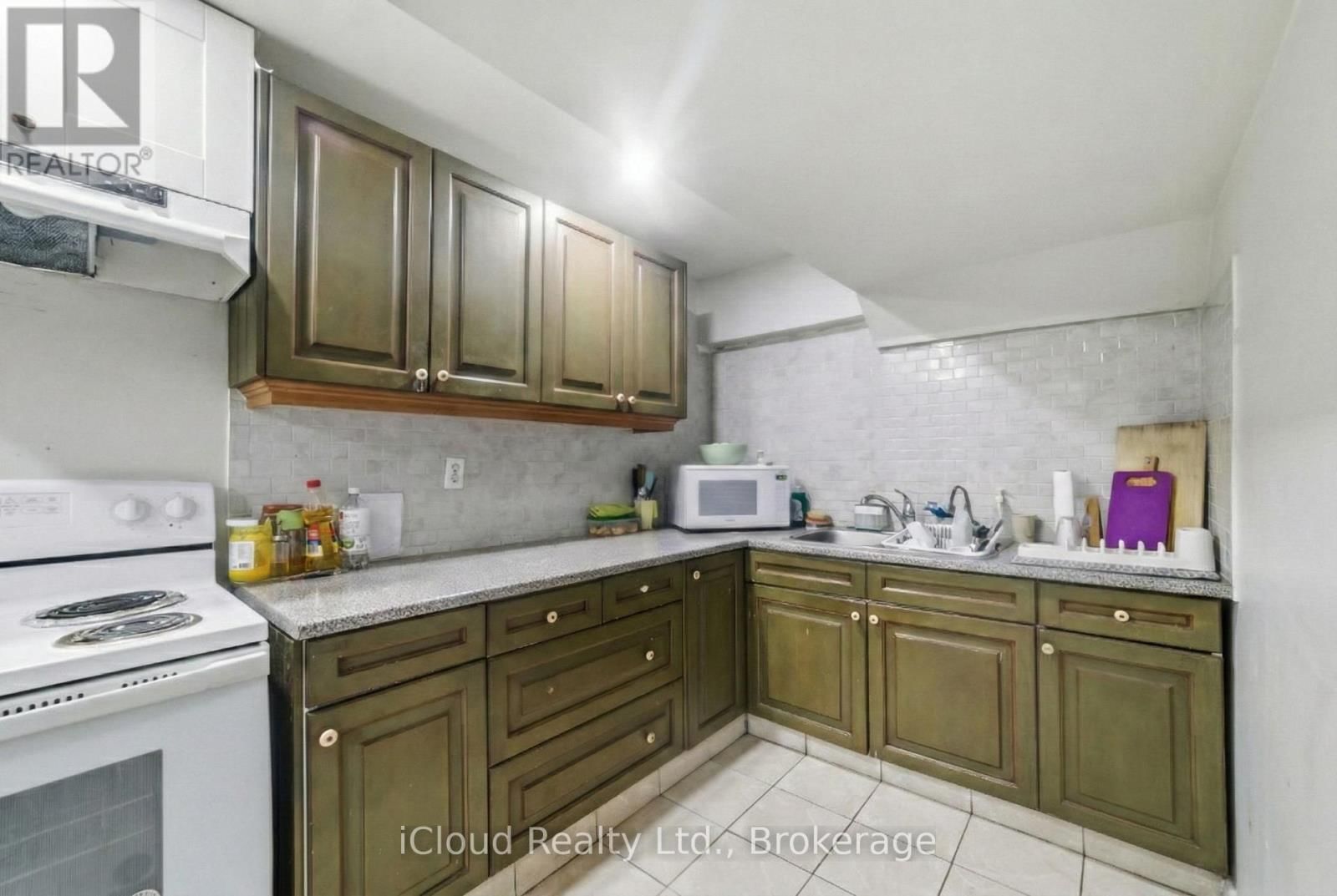 81 CROWN VICTORIA DRIVE WEST Image 36