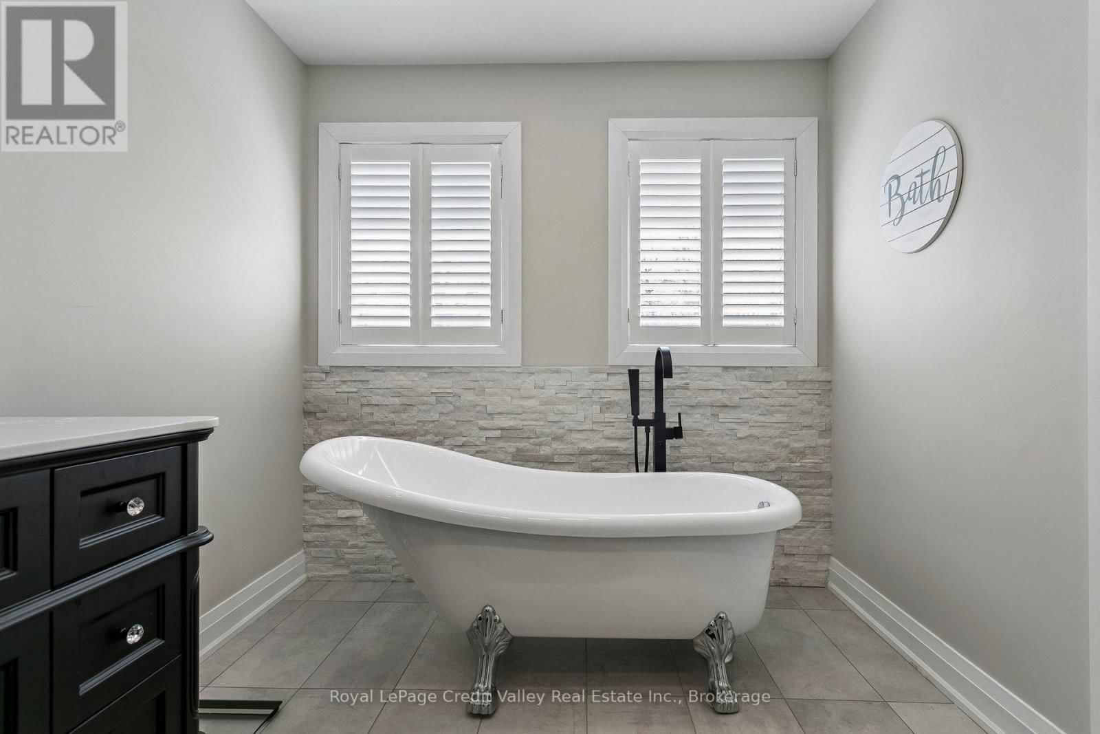 84 VALONIA DRIVE Image 33