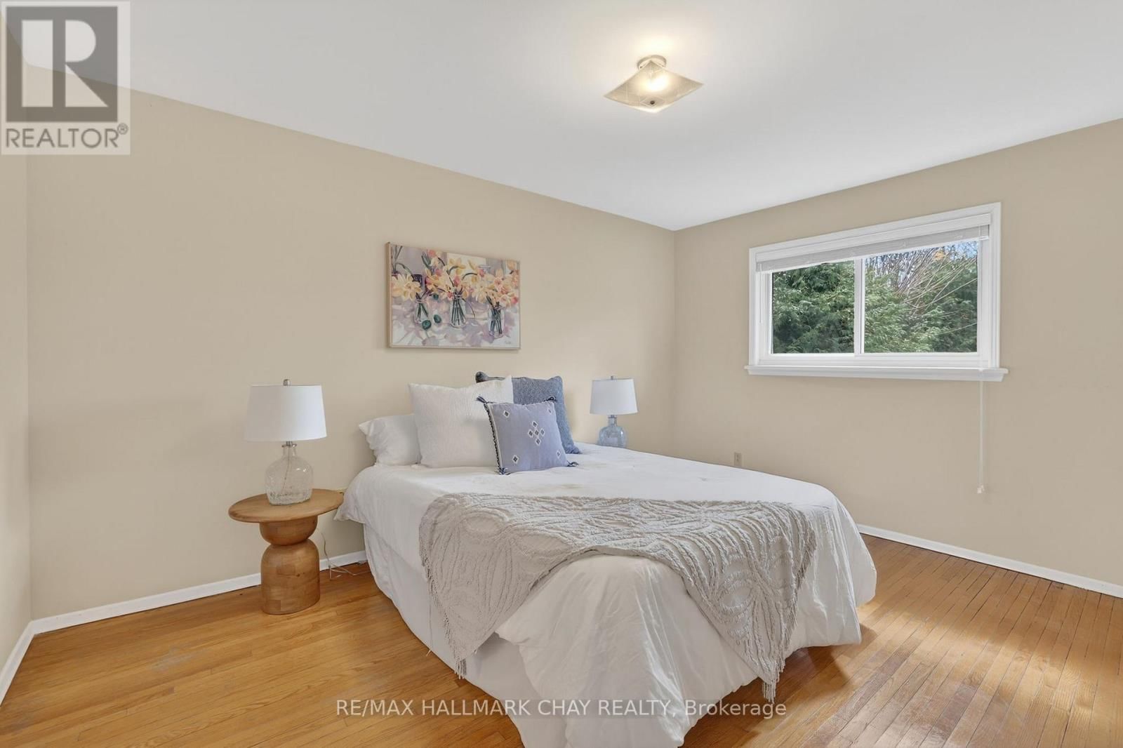 368 LARA WOODS Image 11