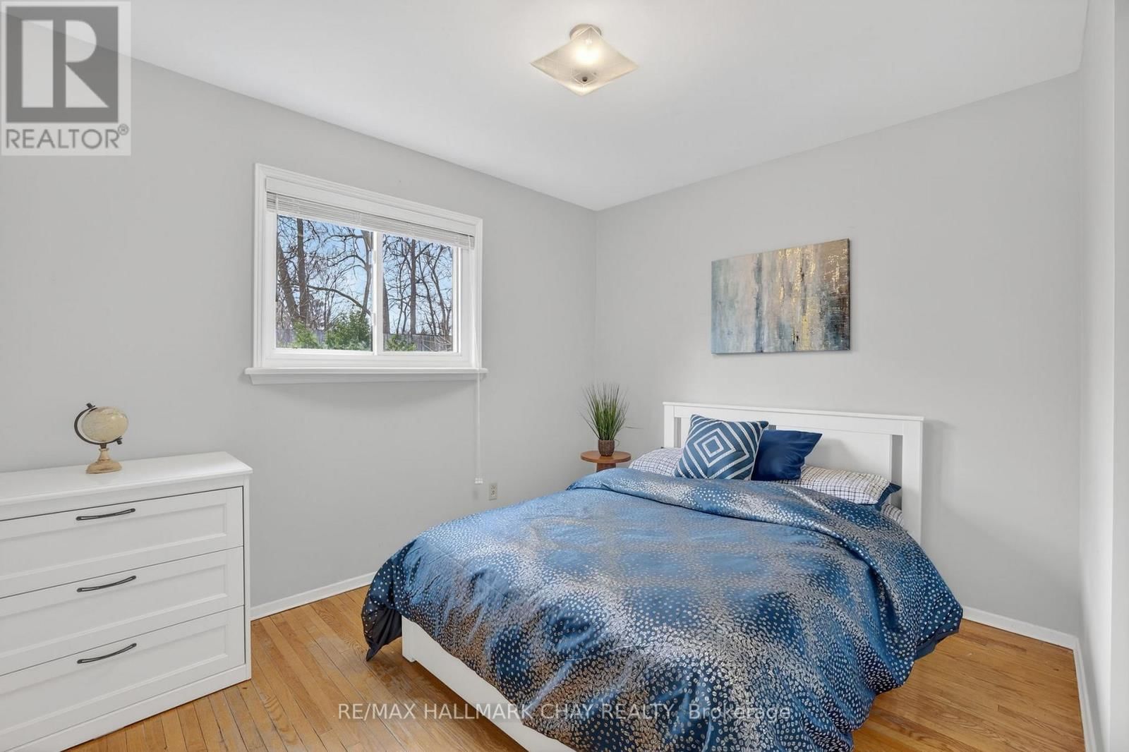 368 LARA WOODS Image 12