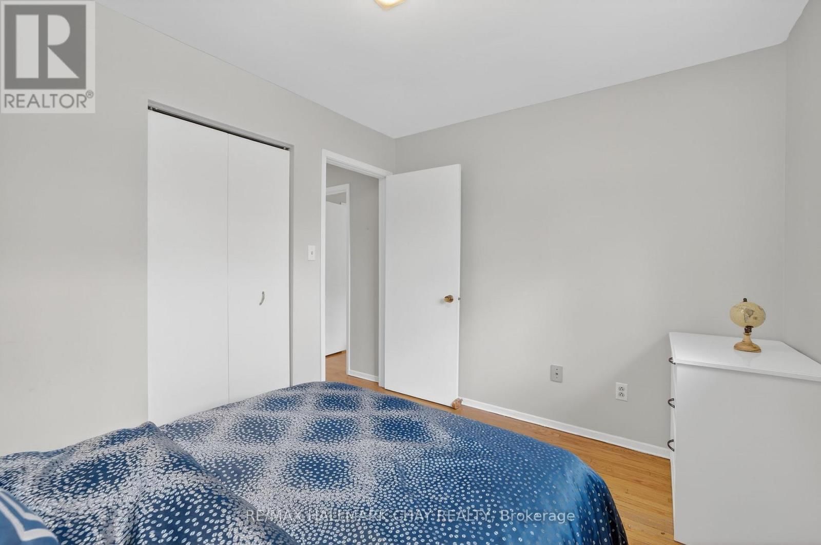 368 LARA WOODS Image 13