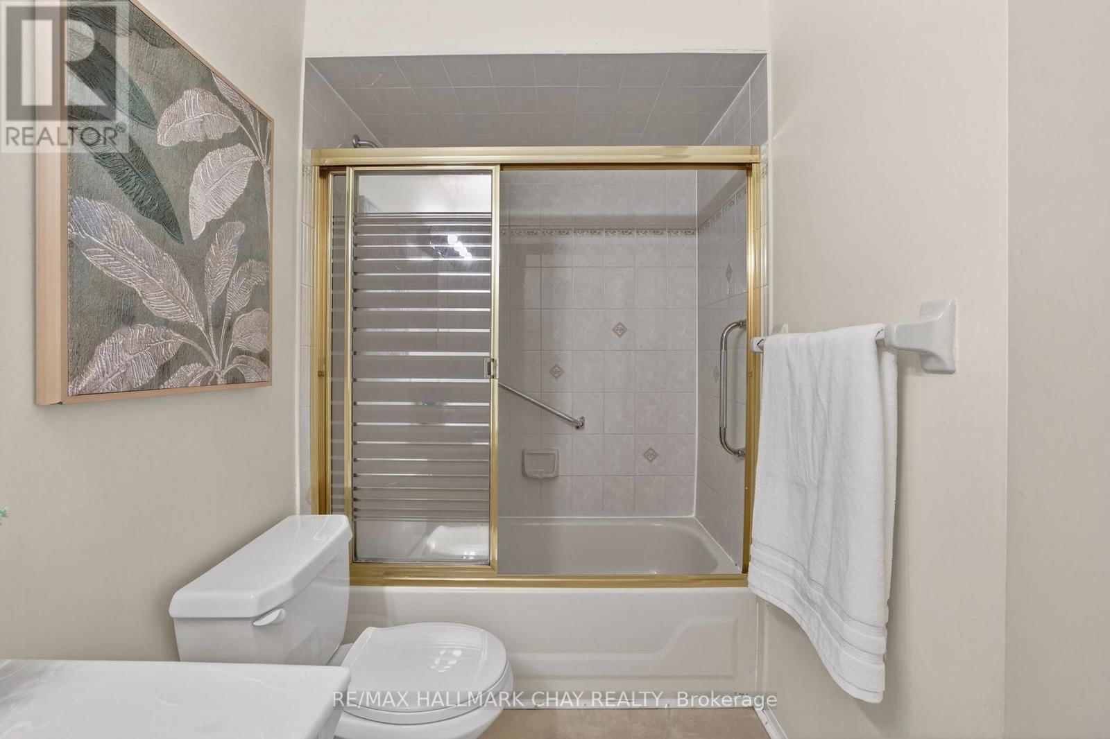 368 LARA WOODS Image 16