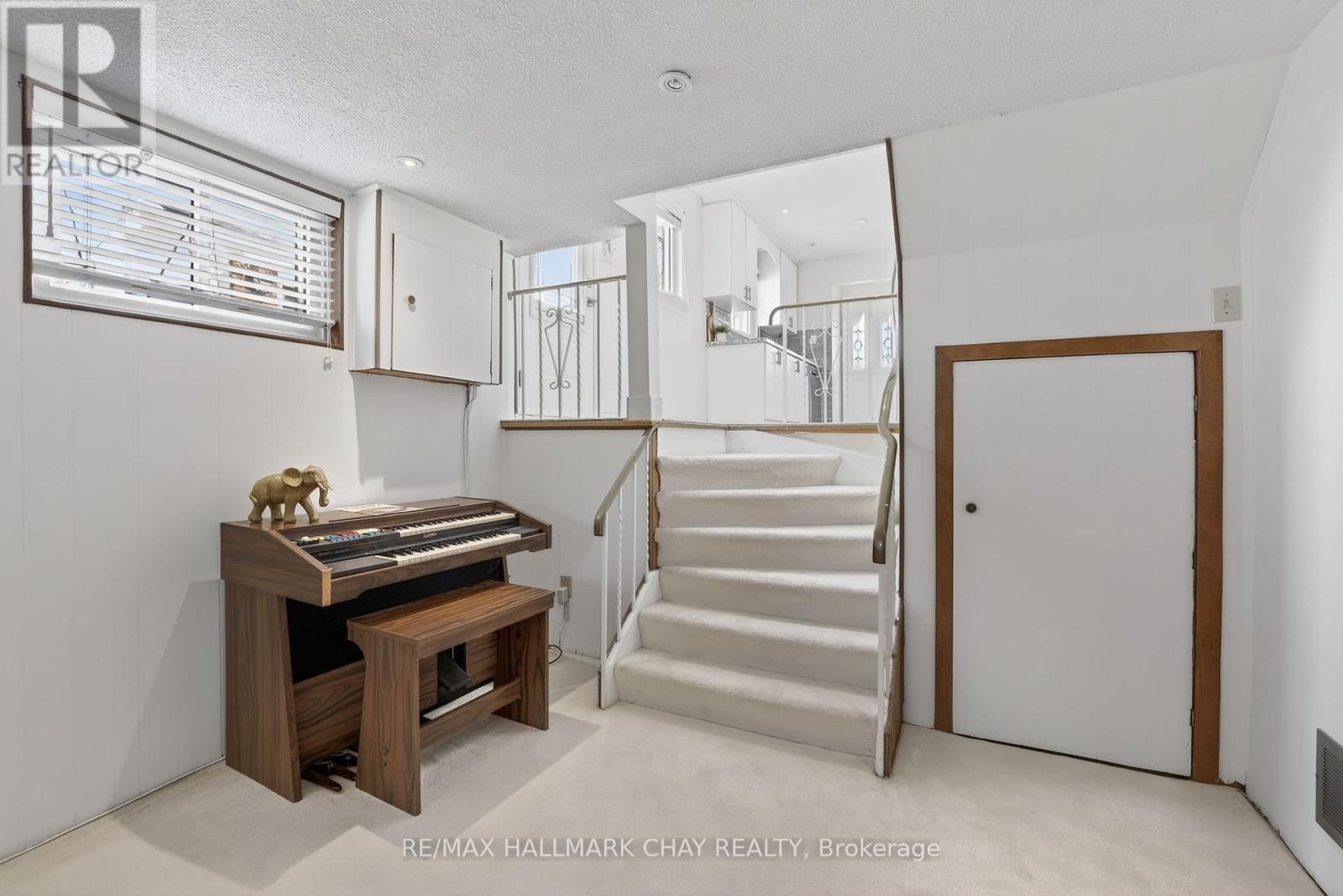 368 LARA WOODS Image 17