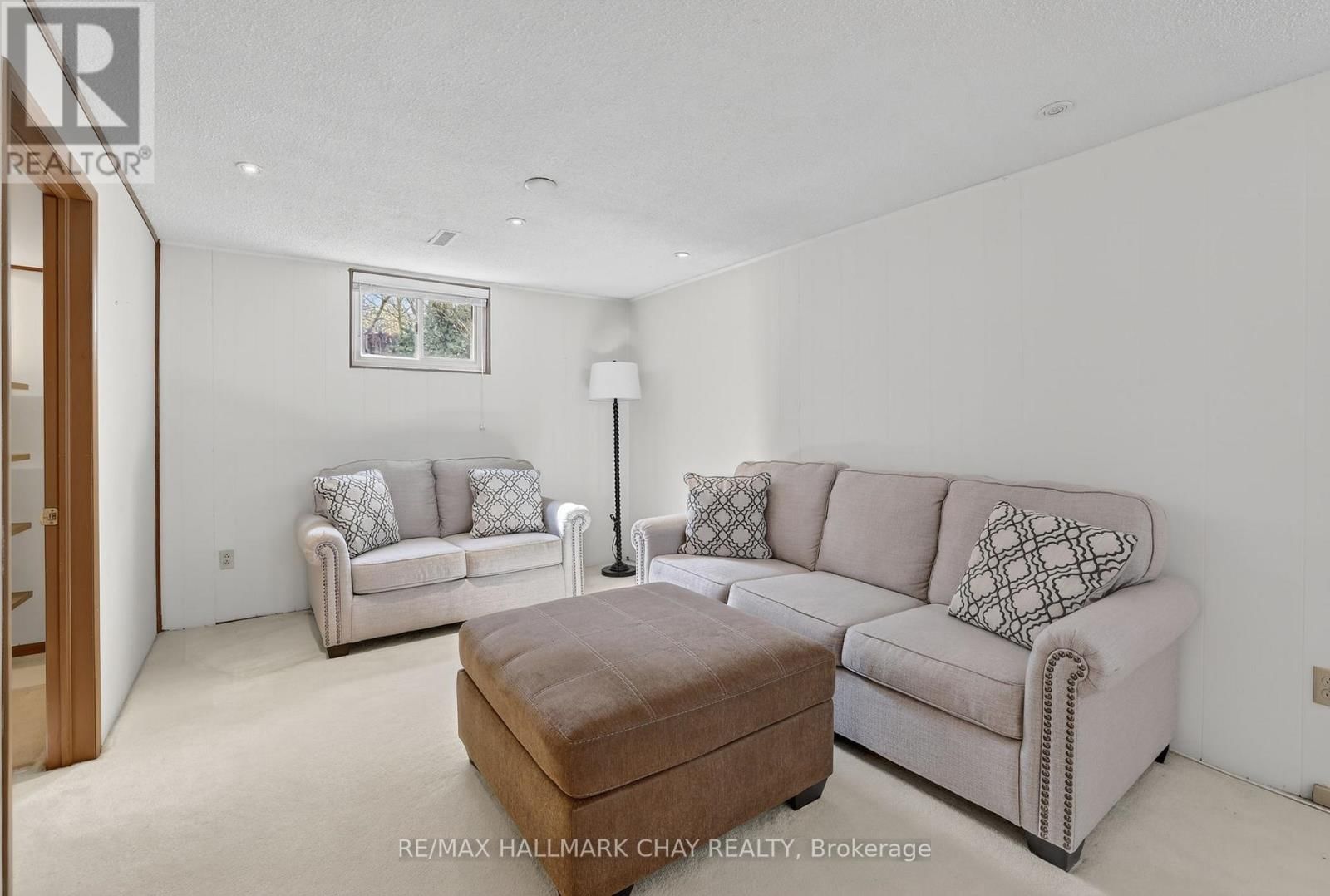 368 LARA WOODS Image 18