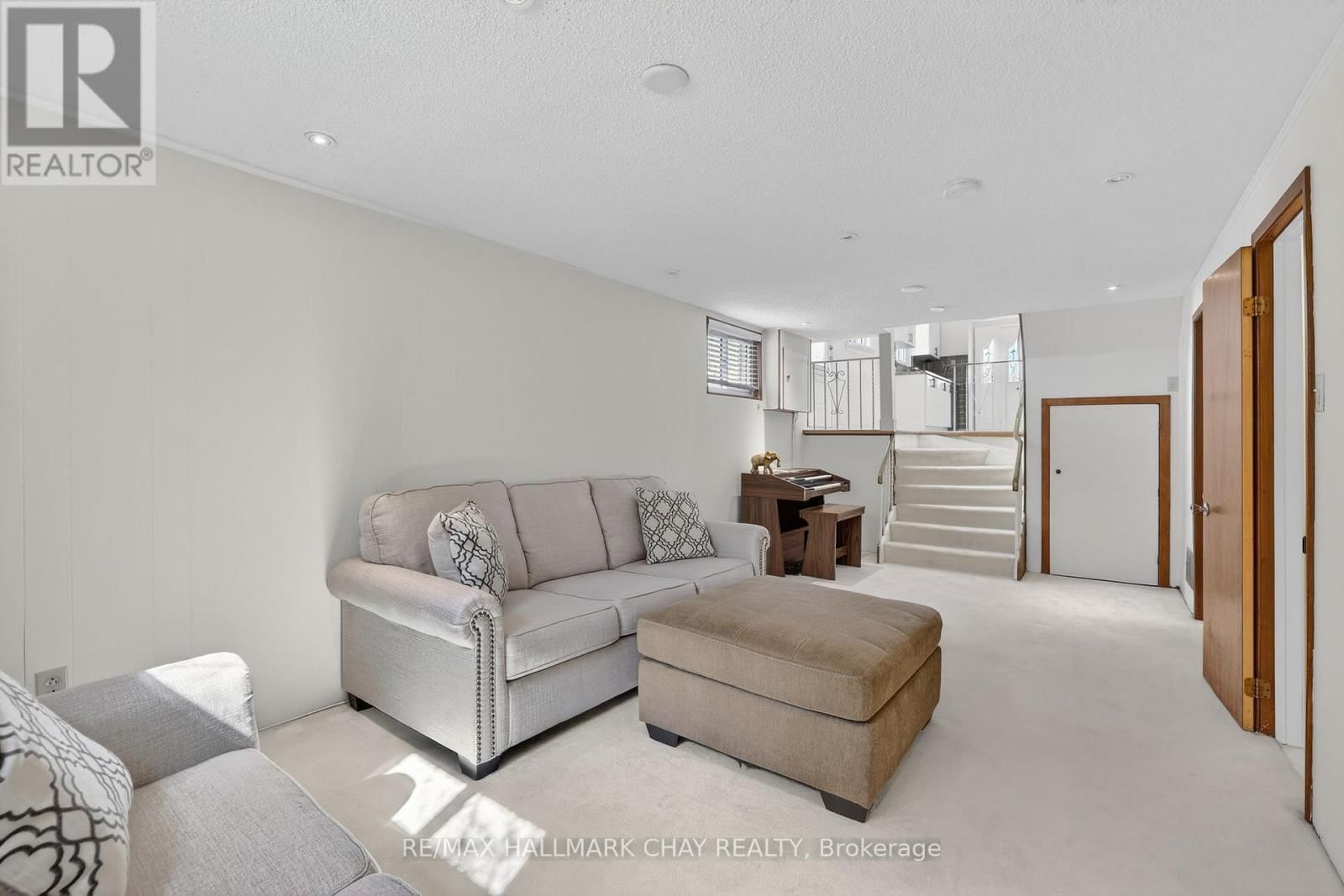 368 LARA WOODS Image 20