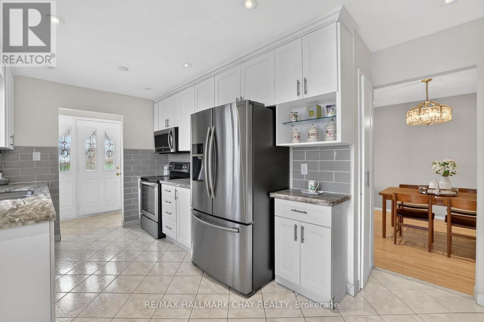 368 LARA WOODS Image 5