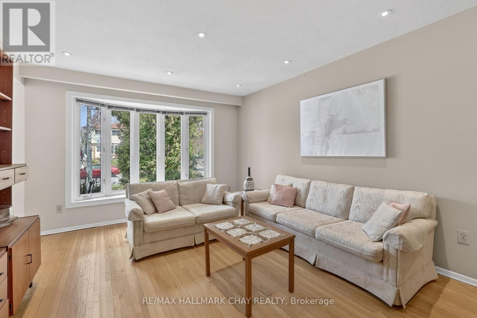 368 LARA WOODS Image 7