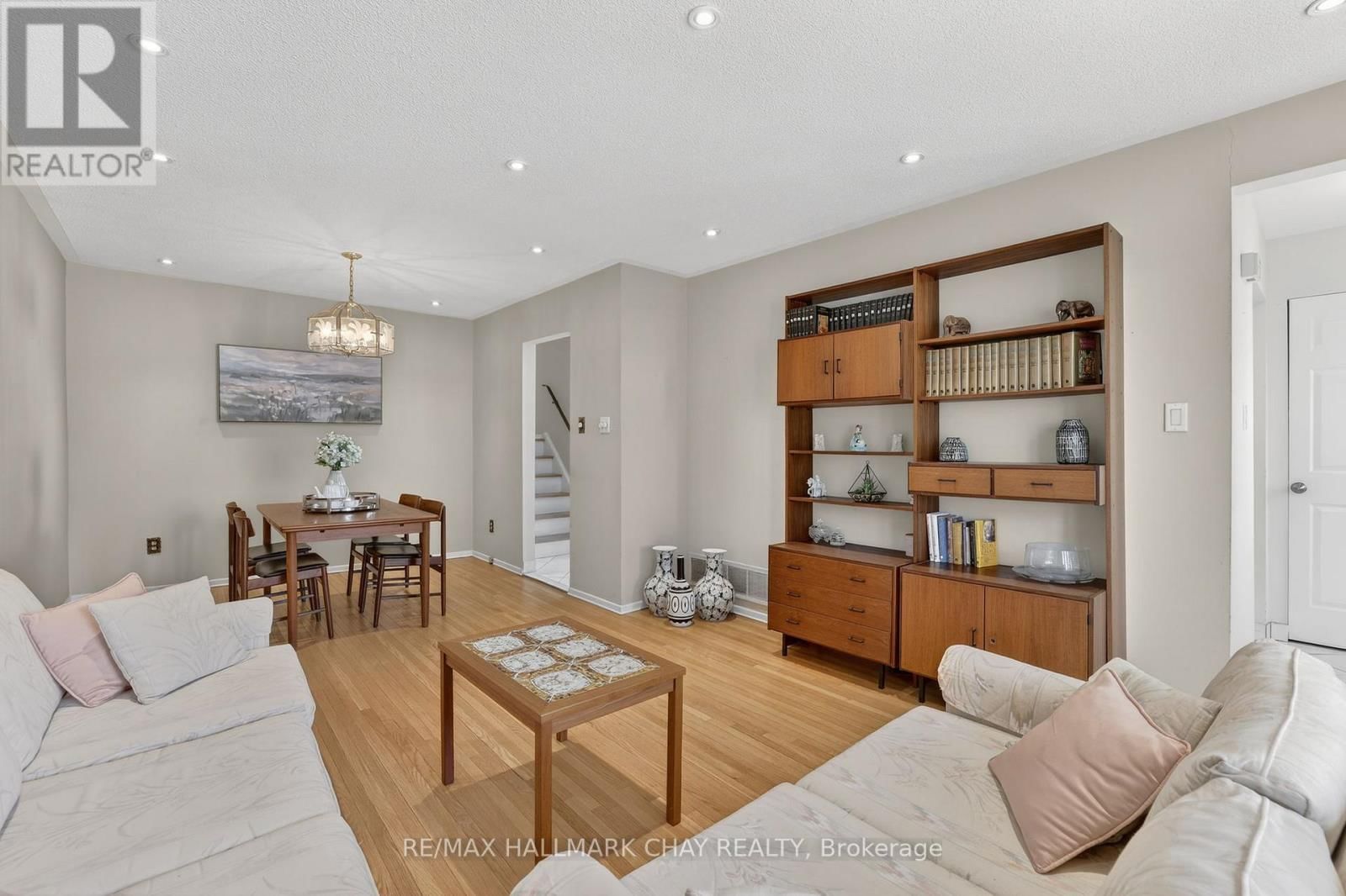 368 LARA WOODS Image 8