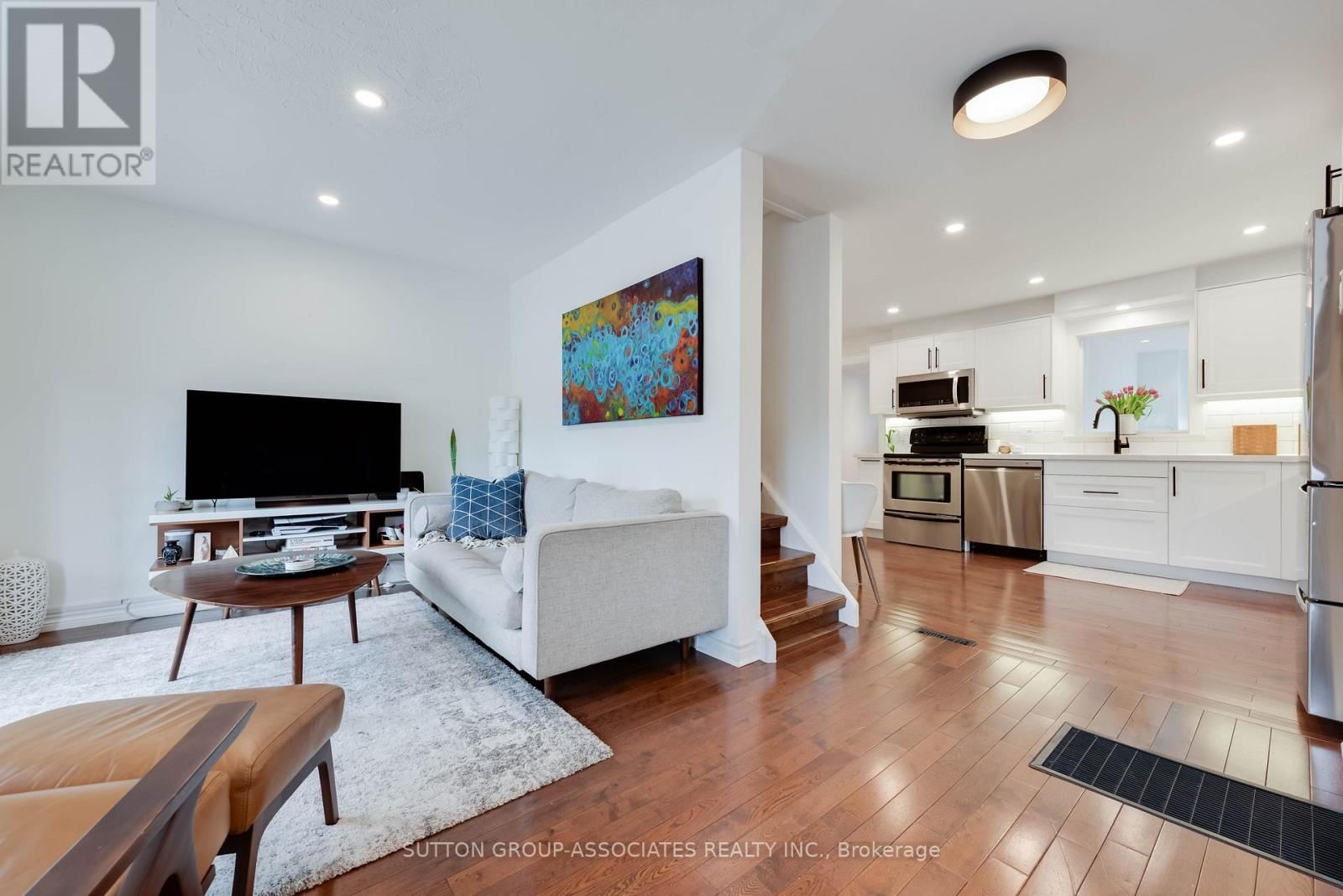 285 HARVIE AVENUE Image 1