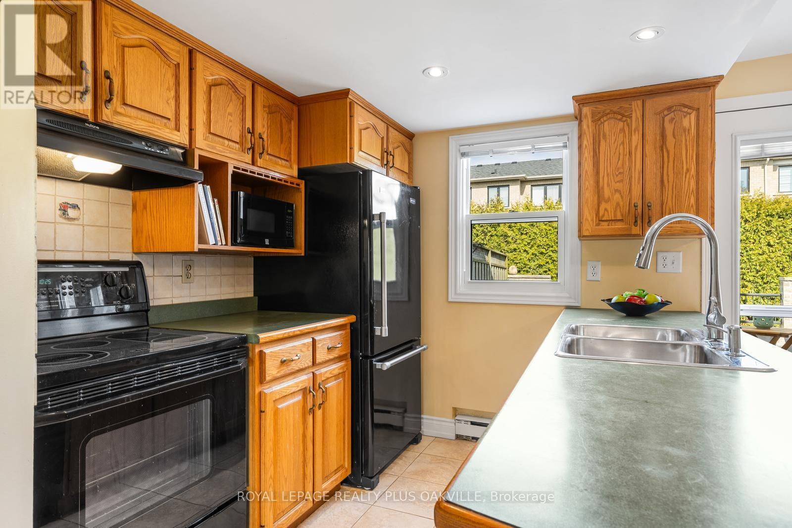 4 - 2066 BRANT STREET Image 8