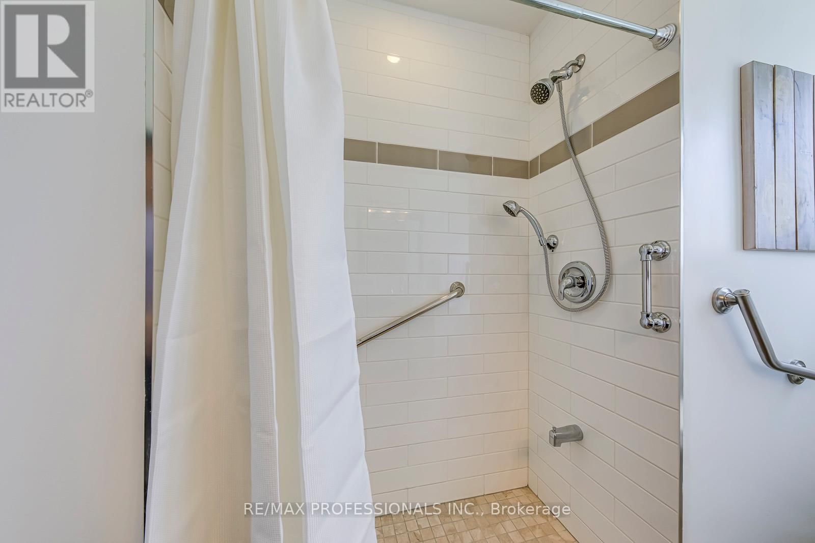 270 WELLESWORTH DRIVE Image 24