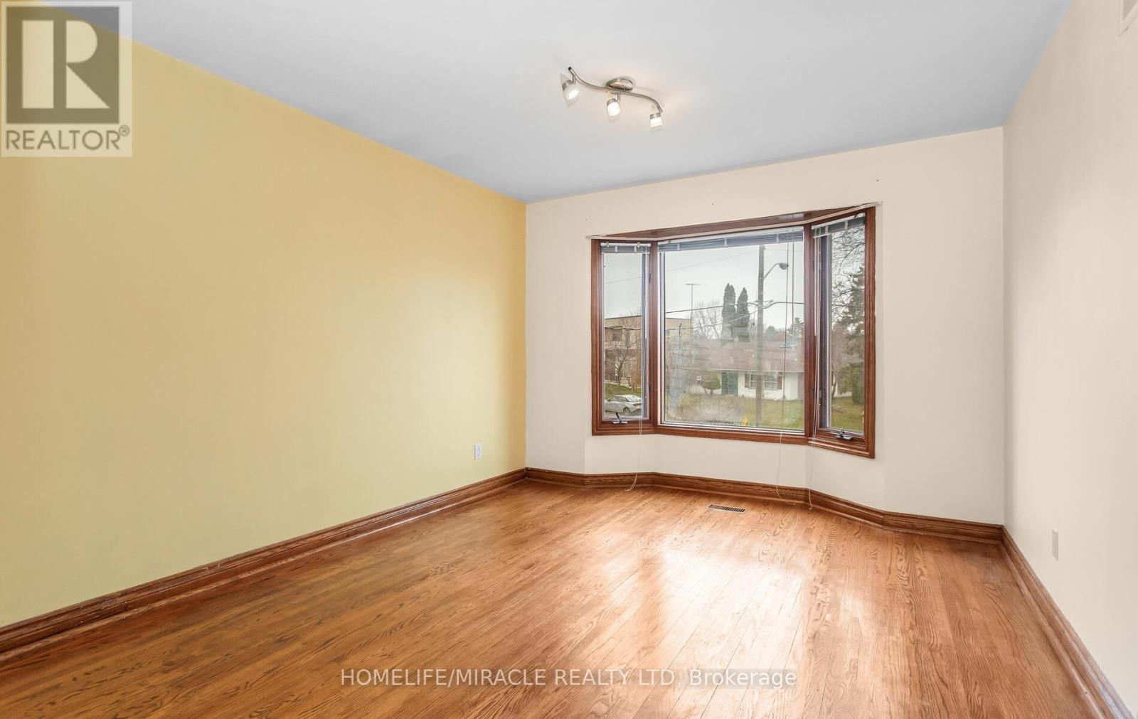 85 HARLOW CRESCENT Image 32