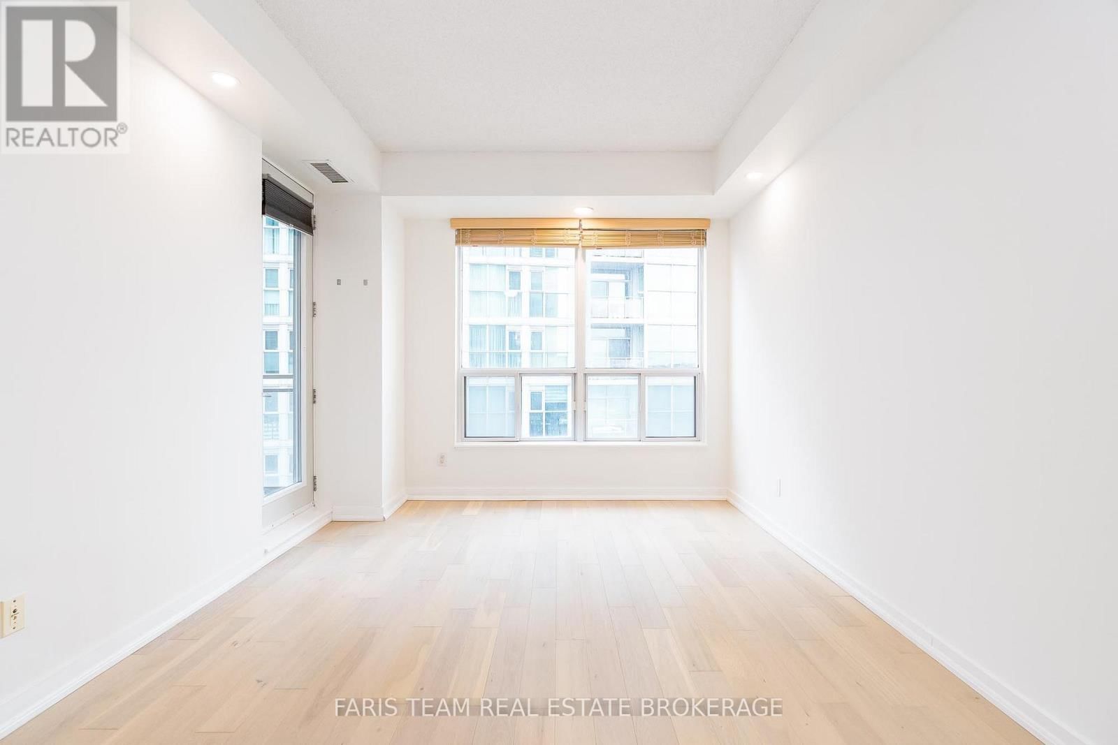 806 - 88 PALACE PIER COURT Image 19