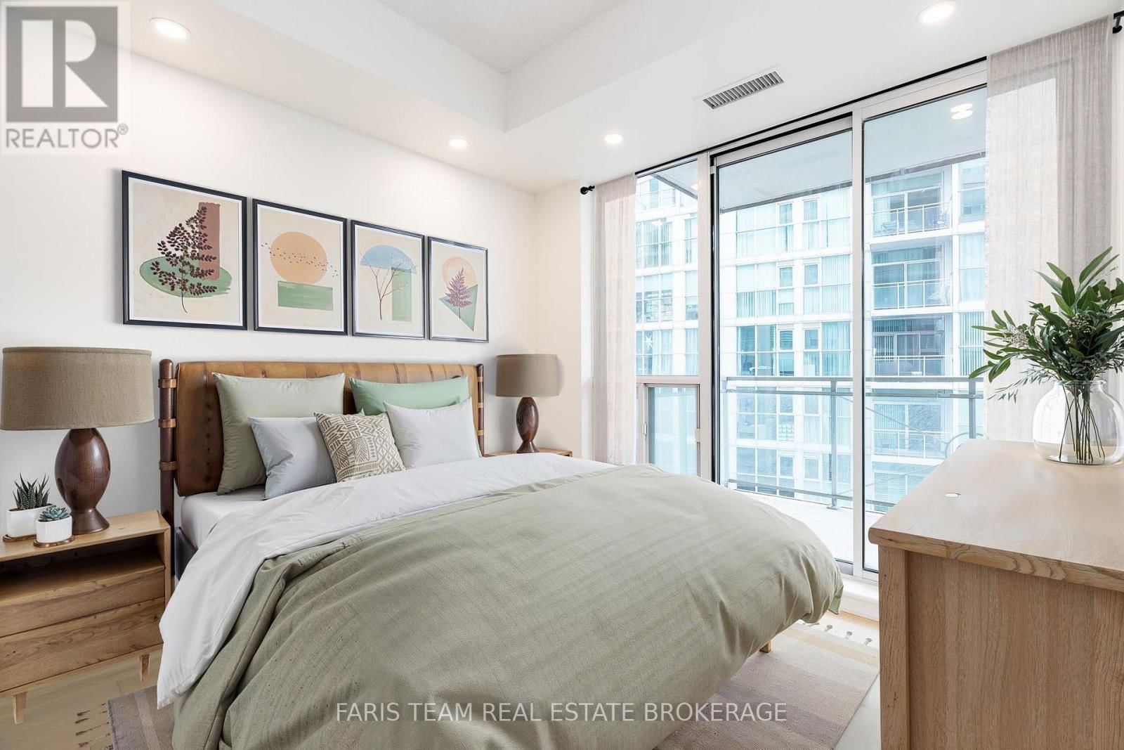 806 - 88 PALACE PIER COURT Image 21