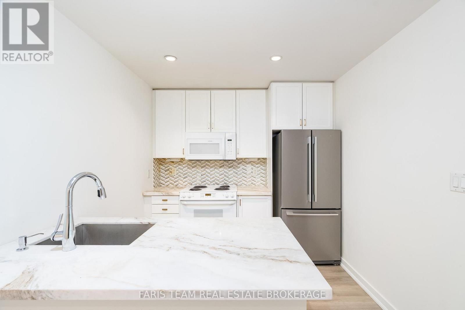 806 - 88 PALACE PIER COURT Image 9