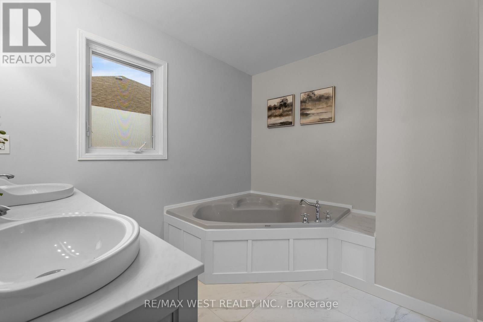 12 BERRYDOWN DRIVE Image 27