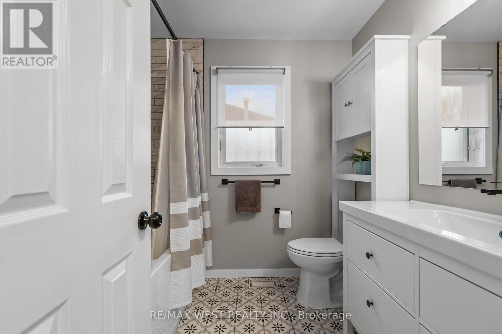 12 BERRYDOWN DRIVE Image 32