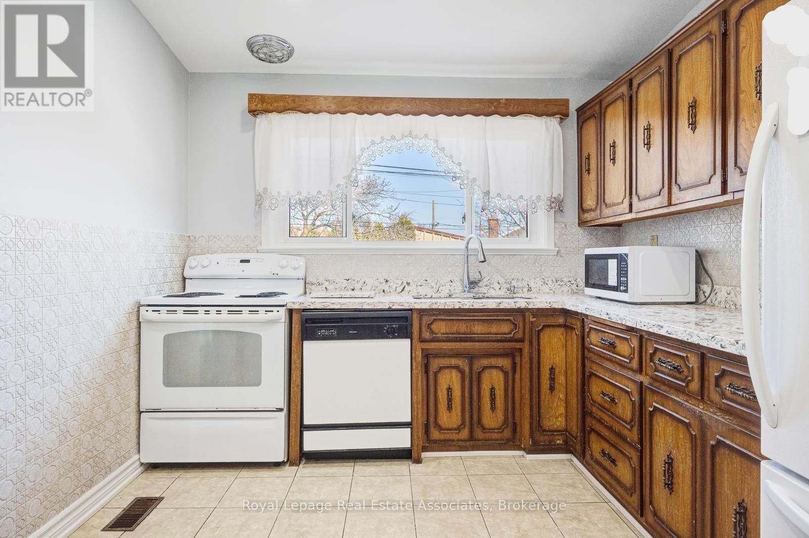 8 CAULFIELD ROAD Image 12