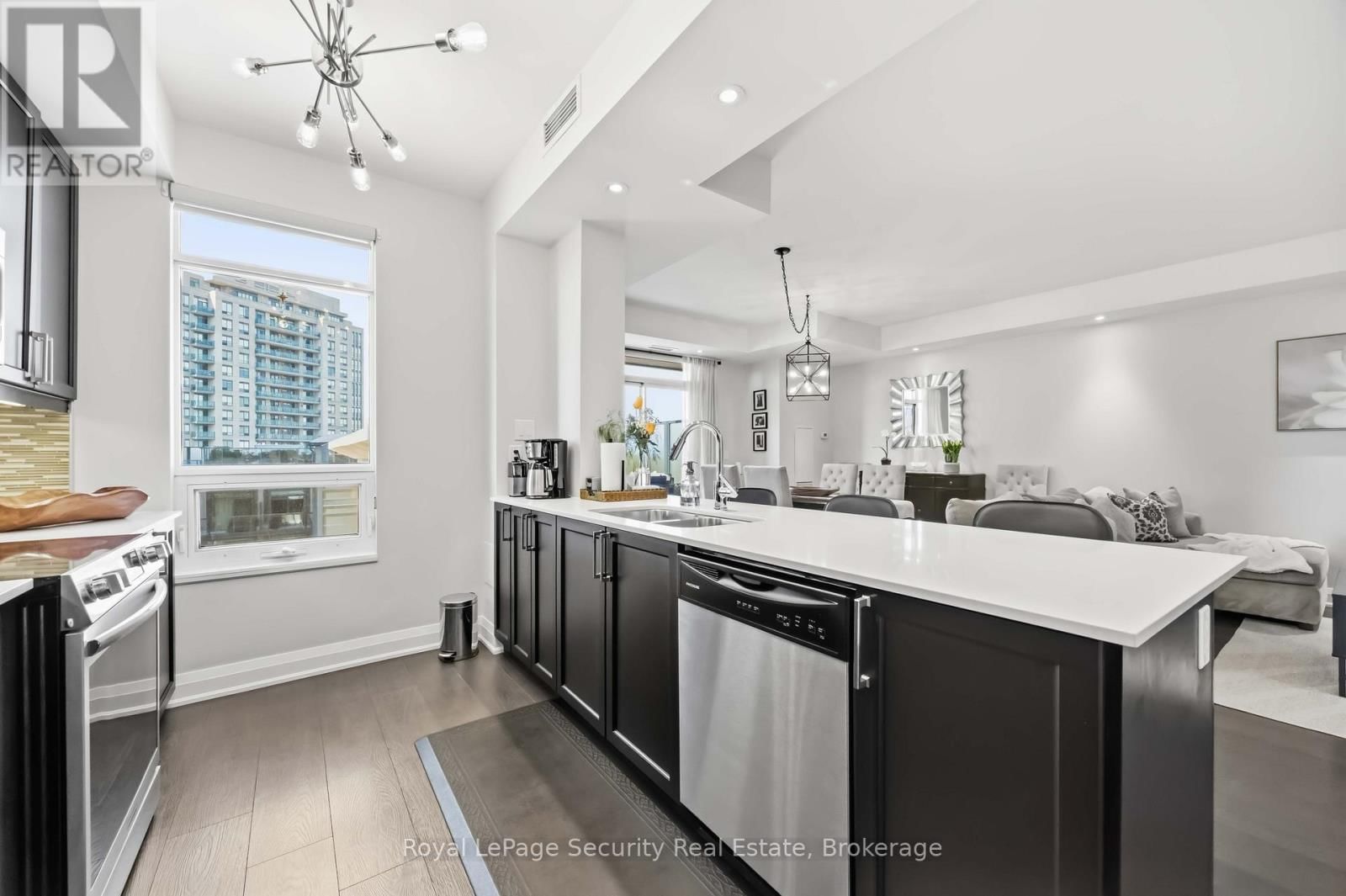 602 - 35 FONTENAY COURT Image 23