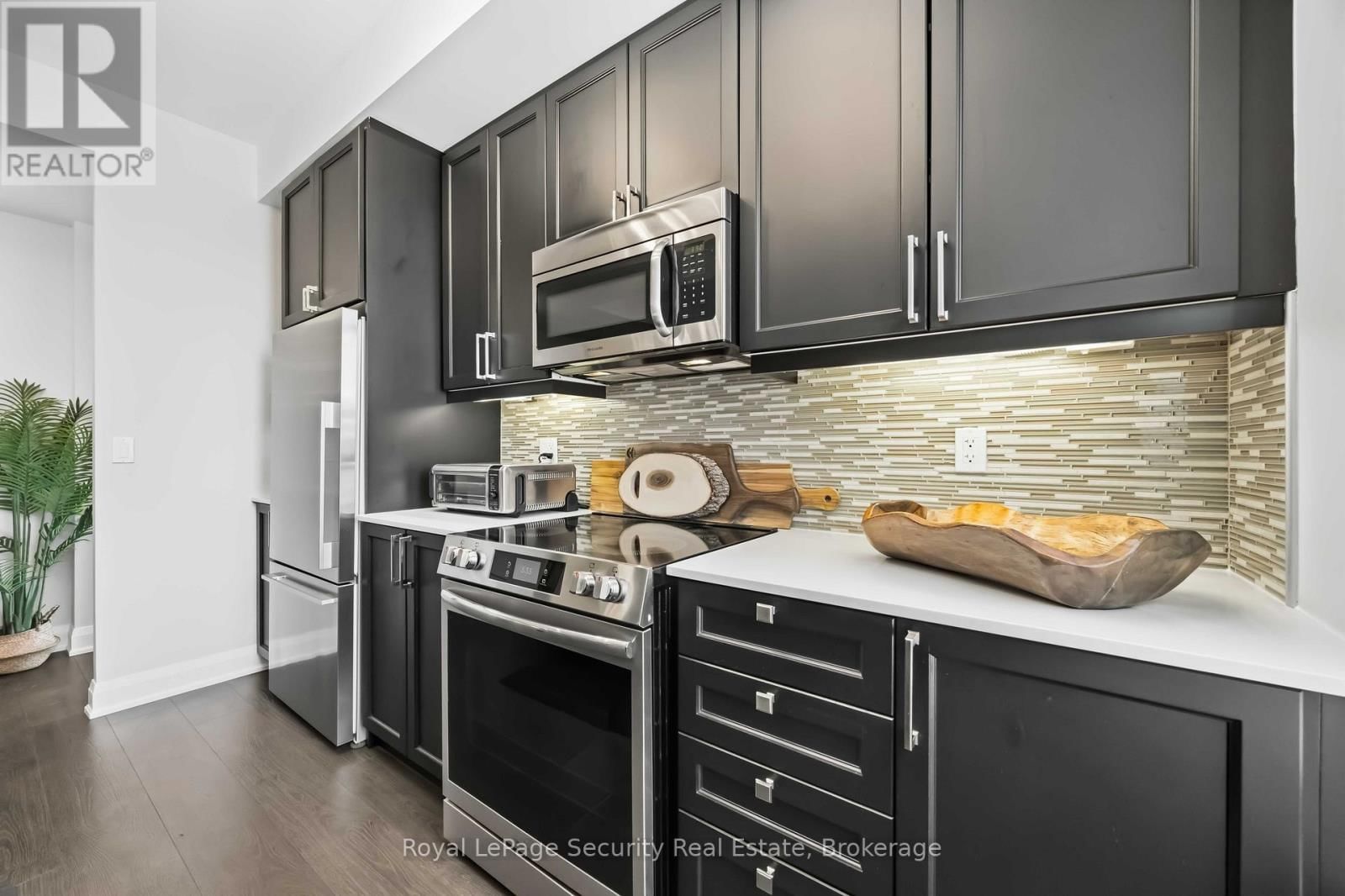 602 - 35 FONTENAY COURT Image 25