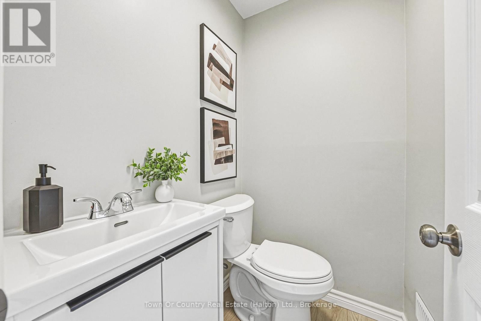 2 - 64 BRONTE STREET SOUTH Image 18