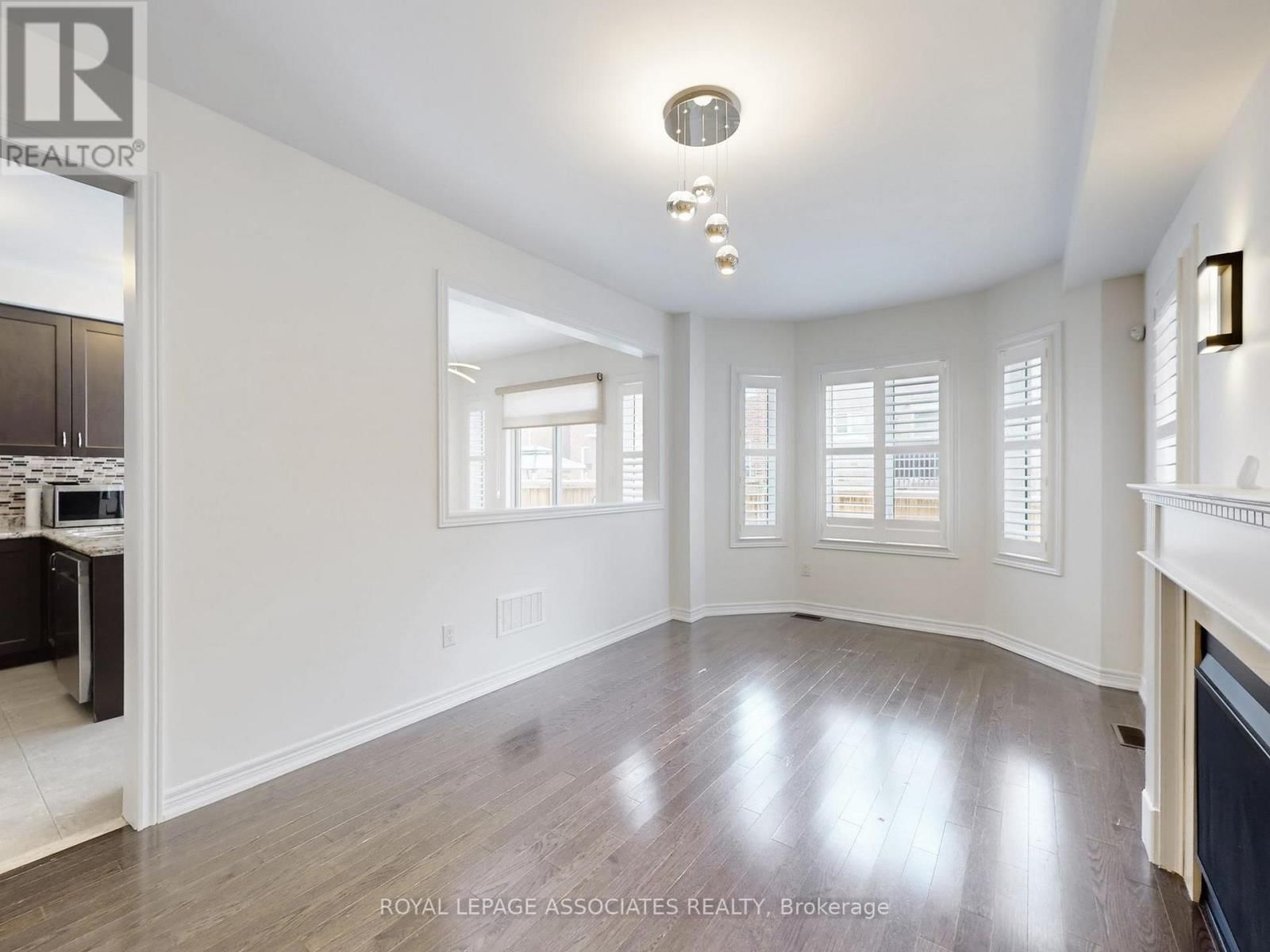 10 LLOYD CRESCENT Image 10