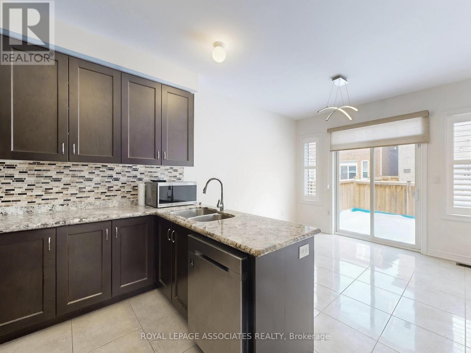 10 LLOYD CRESCENT Image 15