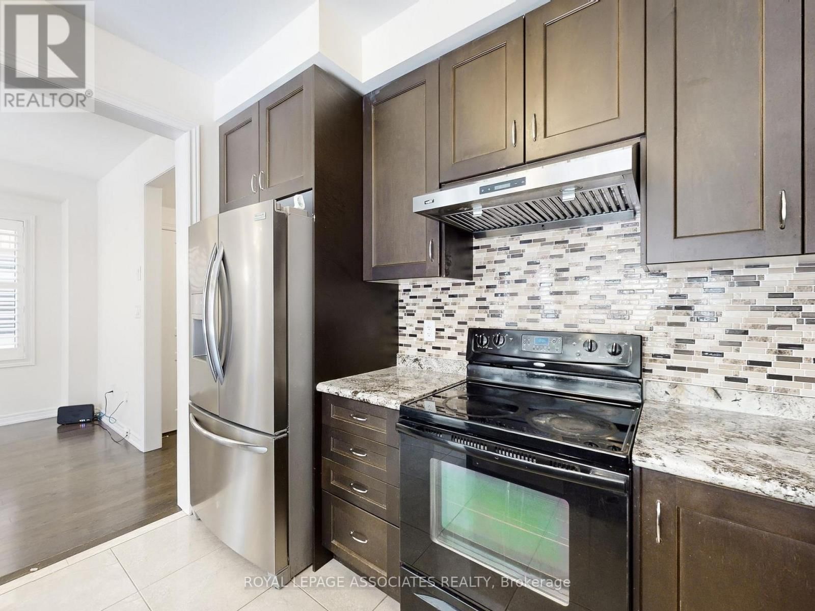 10 LLOYD CRESCENT Image 17