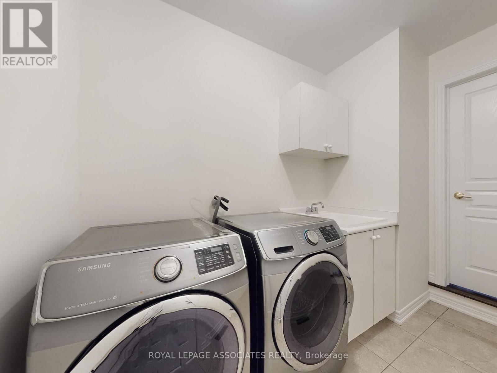 10 LLOYD CRESCENT Image 23