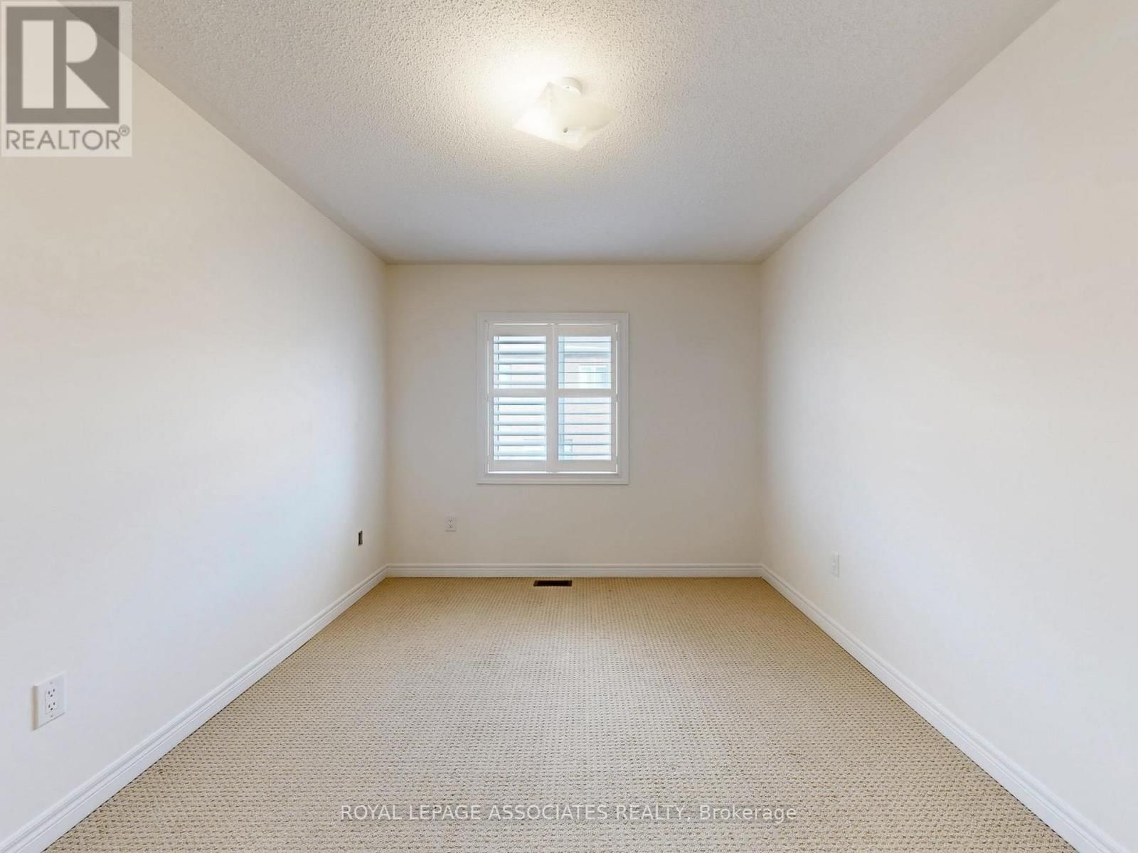 10 LLOYD CRESCENT Image 35