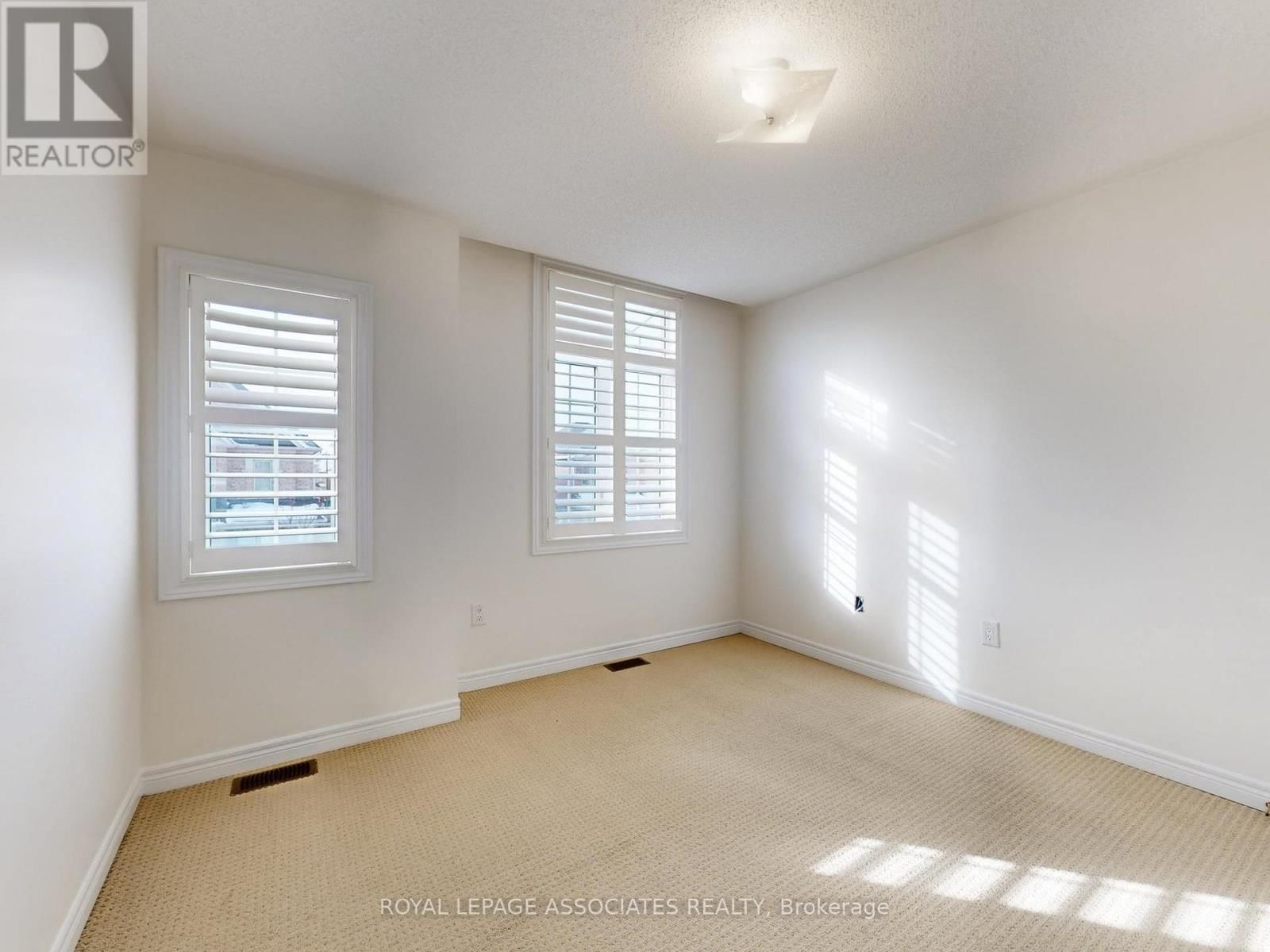 10 LLOYD CRESCENT Image 41