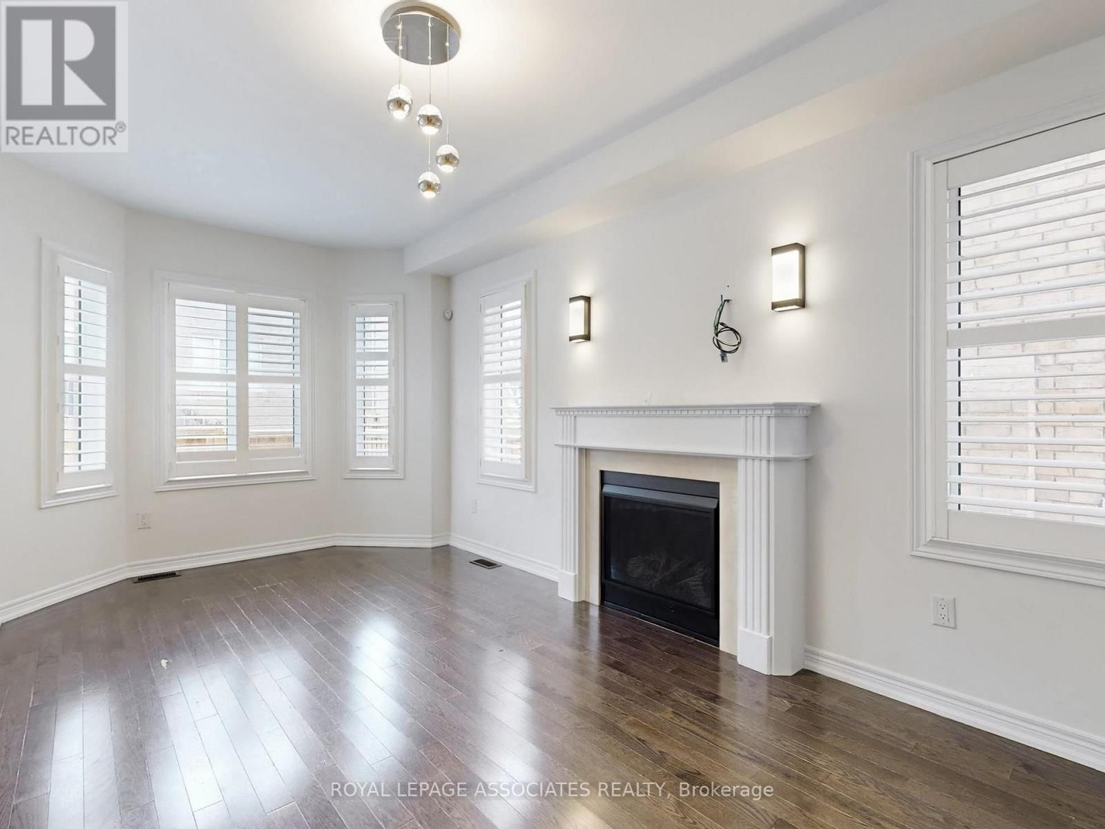 10 LLOYD CRESCENT Image 8