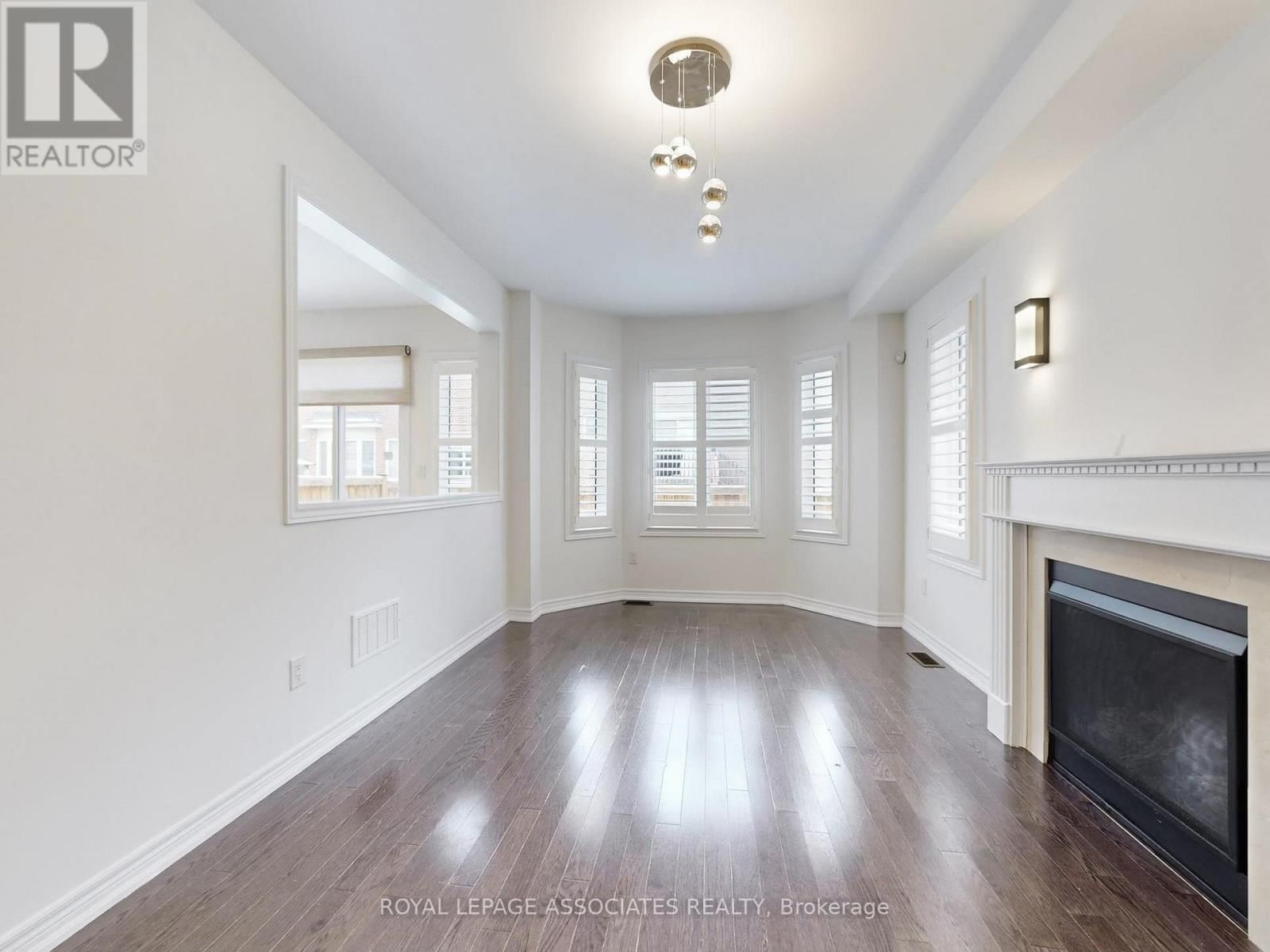 10 LLOYD CRESCENT Image 9