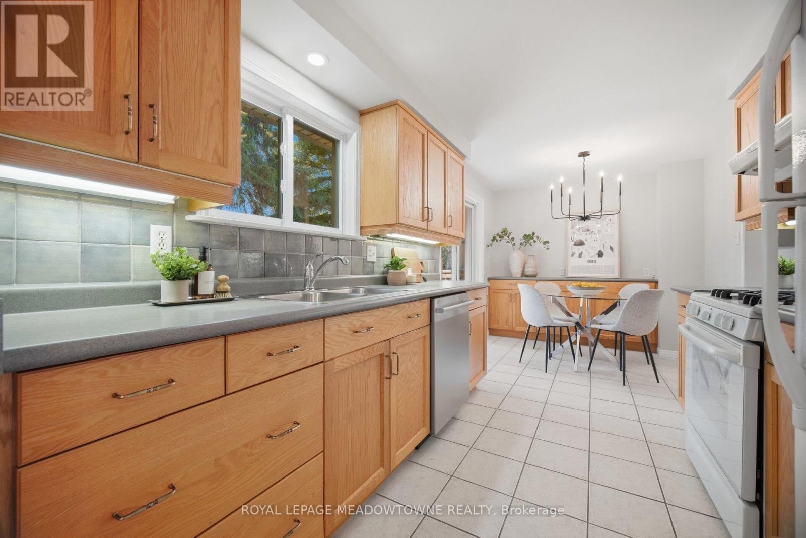 523 TRAFALGAR COURT Image 16